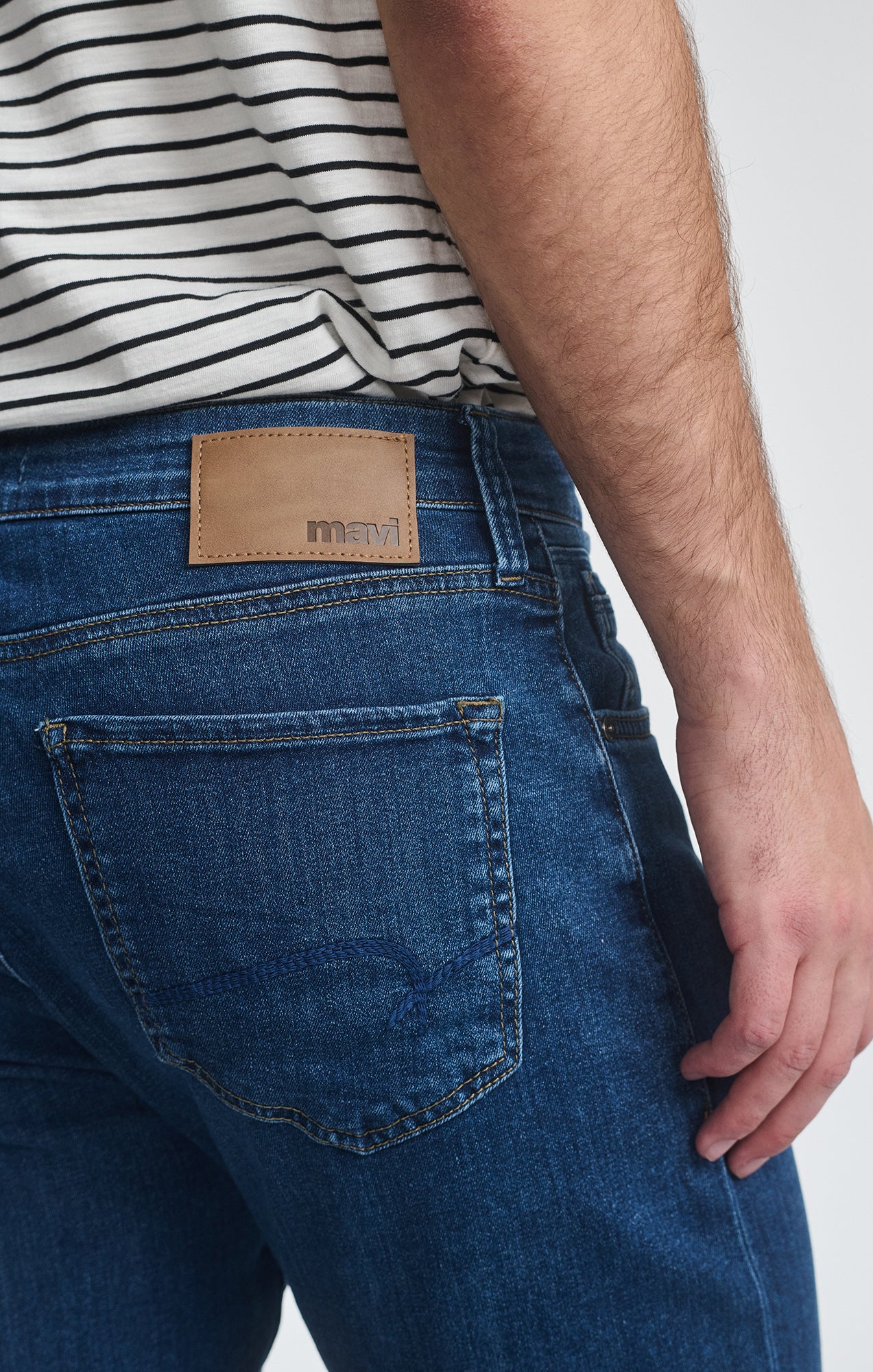 ZACH STRAIGHT LEG IN DEEP BRUSHED WILLIAMSBURG - Mavi Jeans