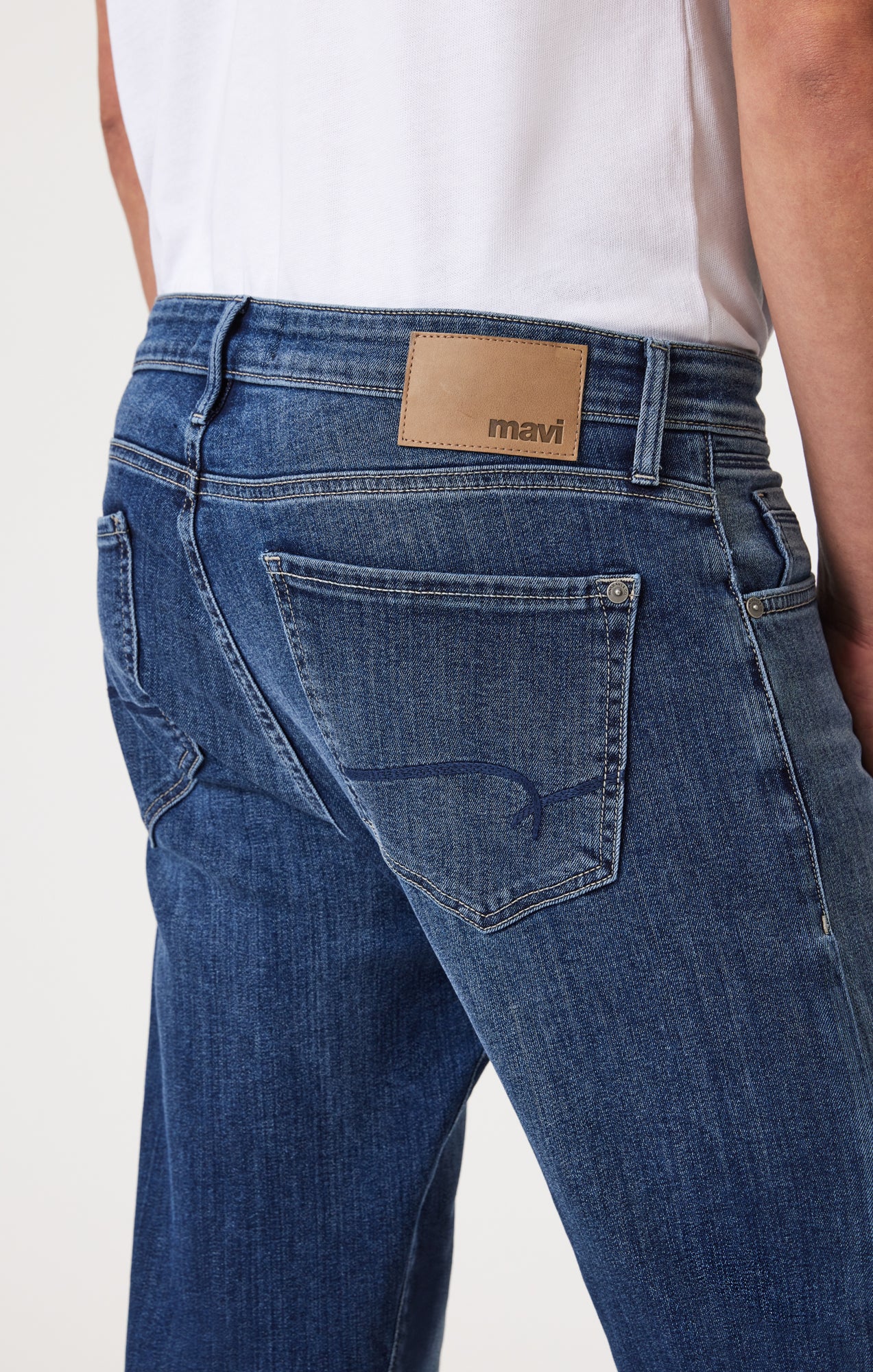 MARCUS SLIM STRAIGHT LEG IN DARK BRUSHED WILLIAMSBURG - Mavi Jeans