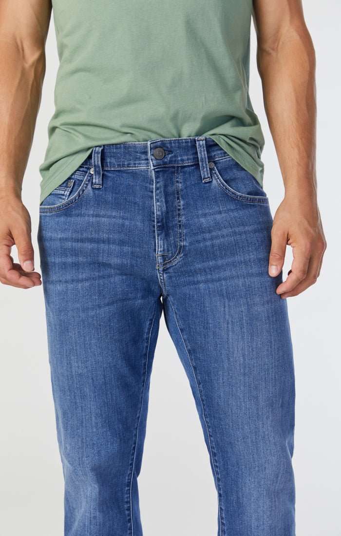 ZACH STRAIGHT LEG JEANS IN MID INDIGO BRUSHED WILLIAMSBURG - Mavi Jeans