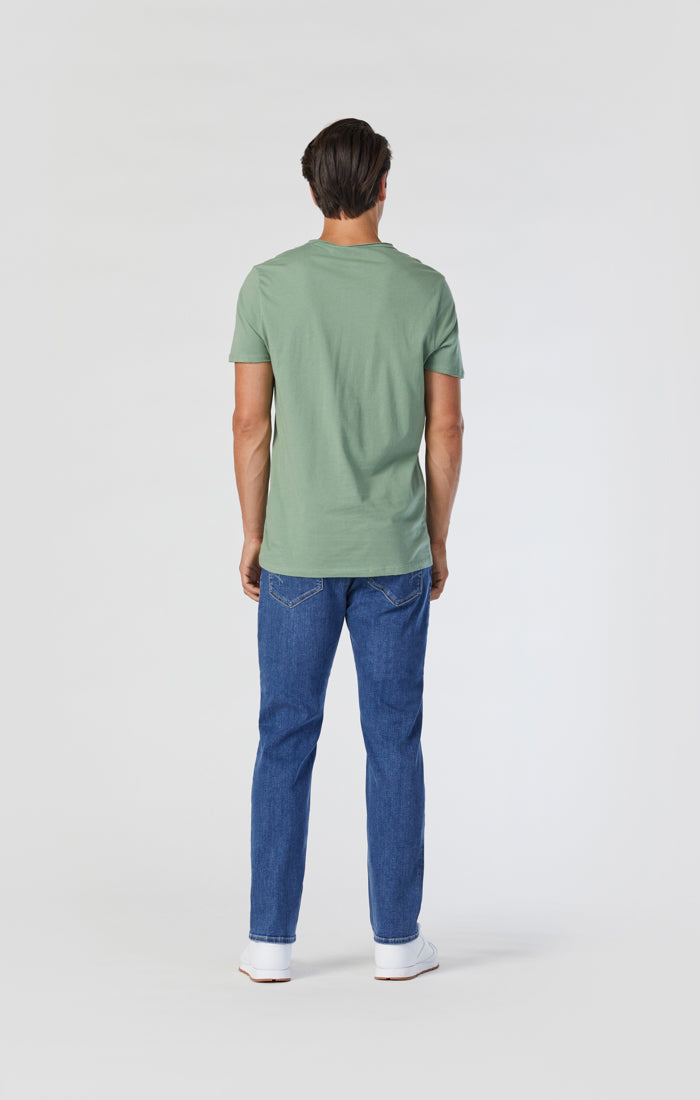 ZACH STRAIGHT LEG JEANS IN MID INDIGO BRUSHED WILLIAMSBURG - Mavi Jeans