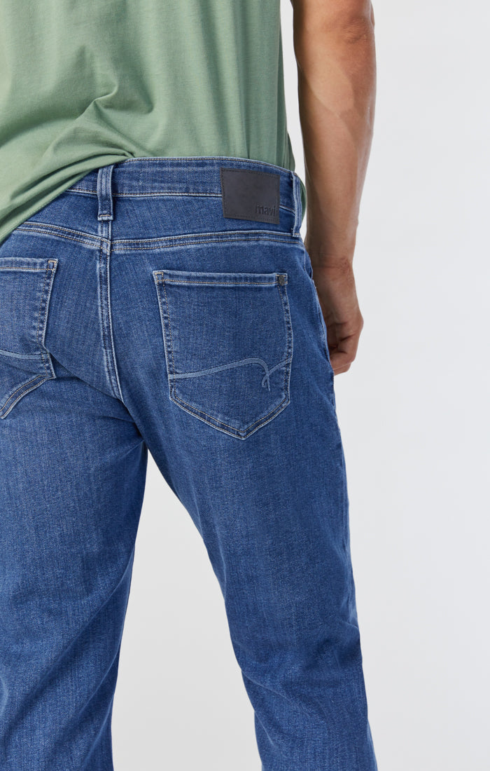 ZACH STRAIGHT LEG JEANS IN MID INDIGO BRUSHED WILLIAMSBURG - Mavi Jeans