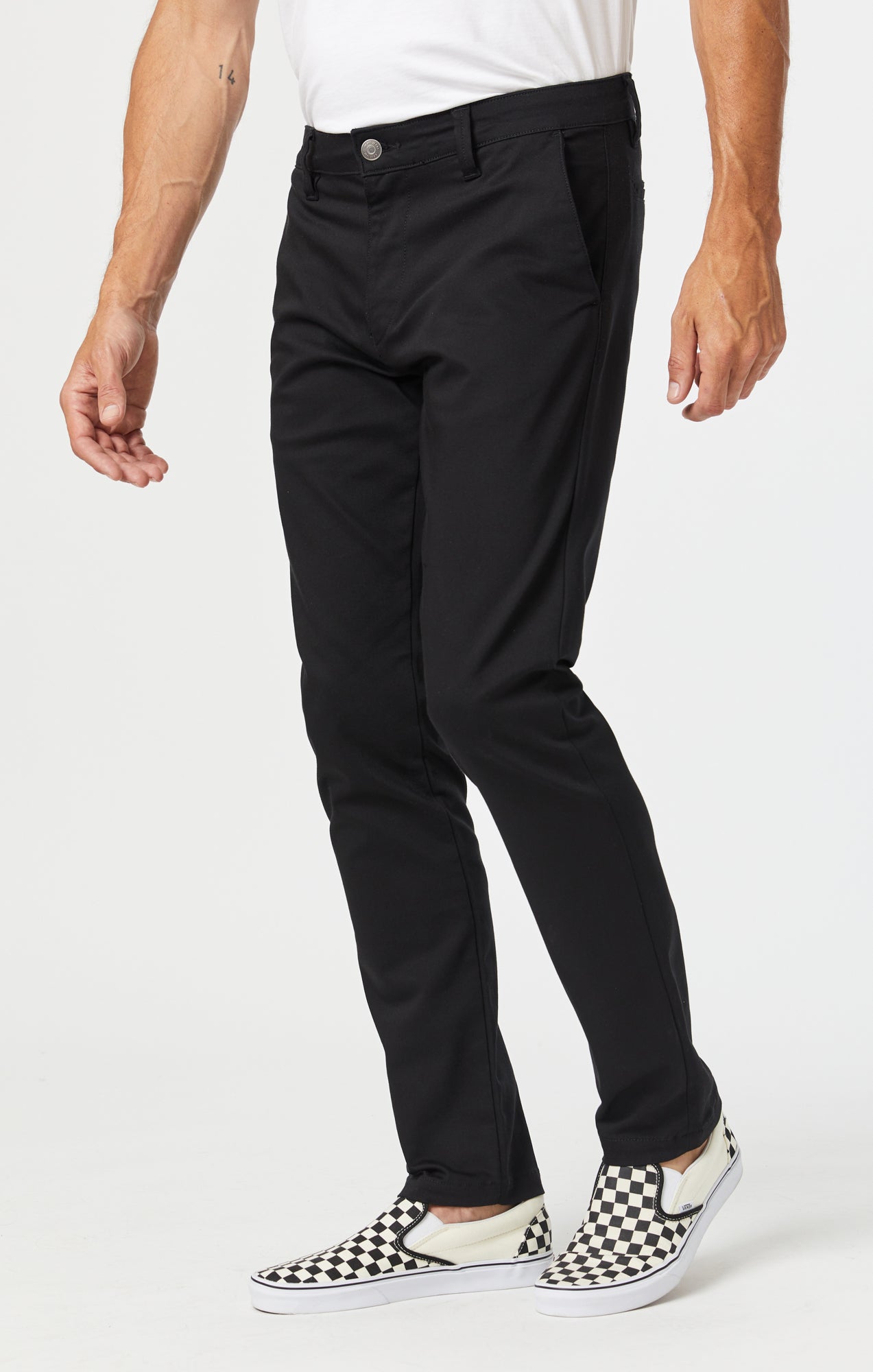 JOHNNY SLIM LEG CHINO IN BLACK TECH - Mavi Jeans