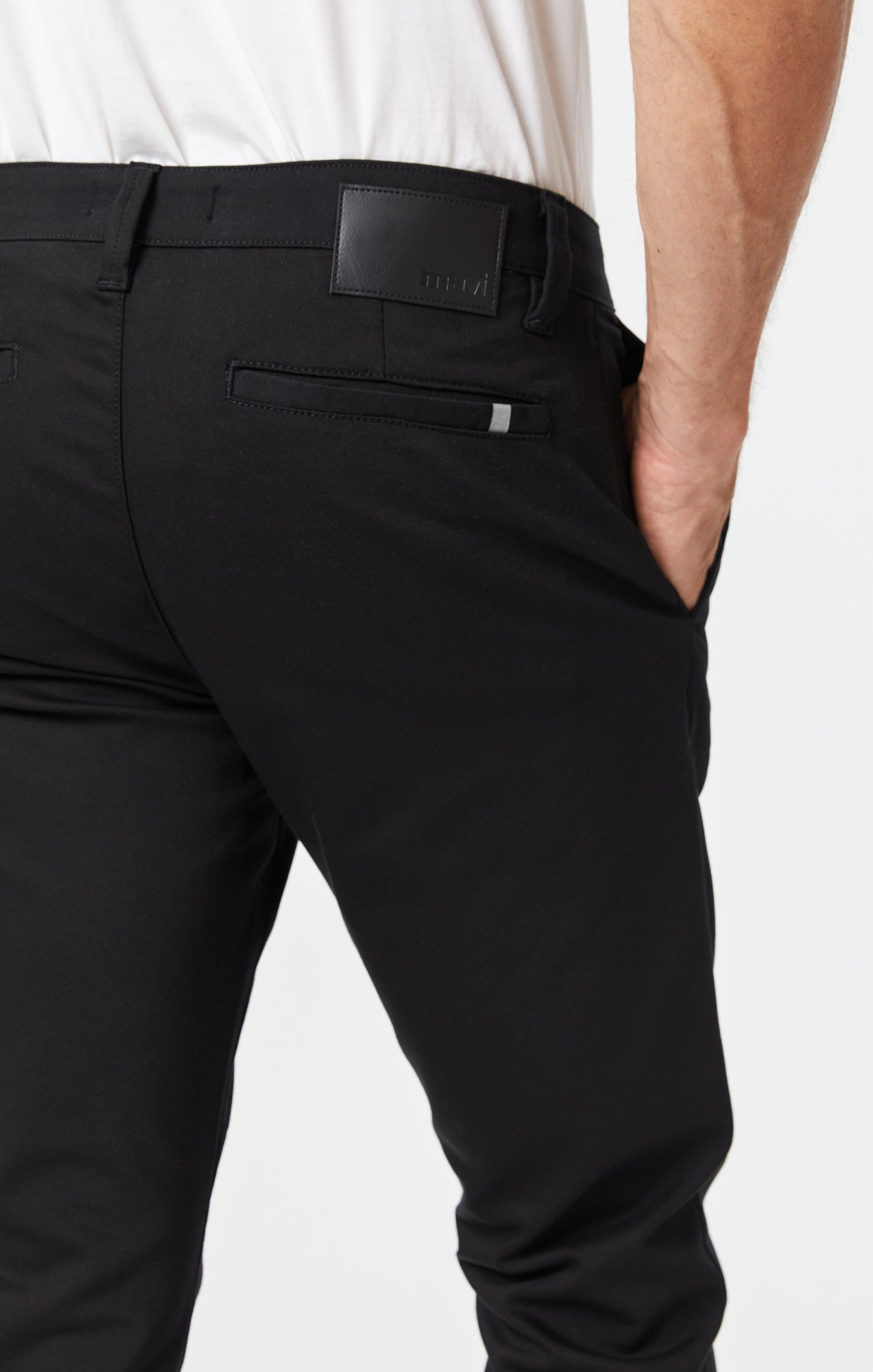 JOHNNY SLIM LEG CHINO IN BLACK TECH - Mavi Jeans
