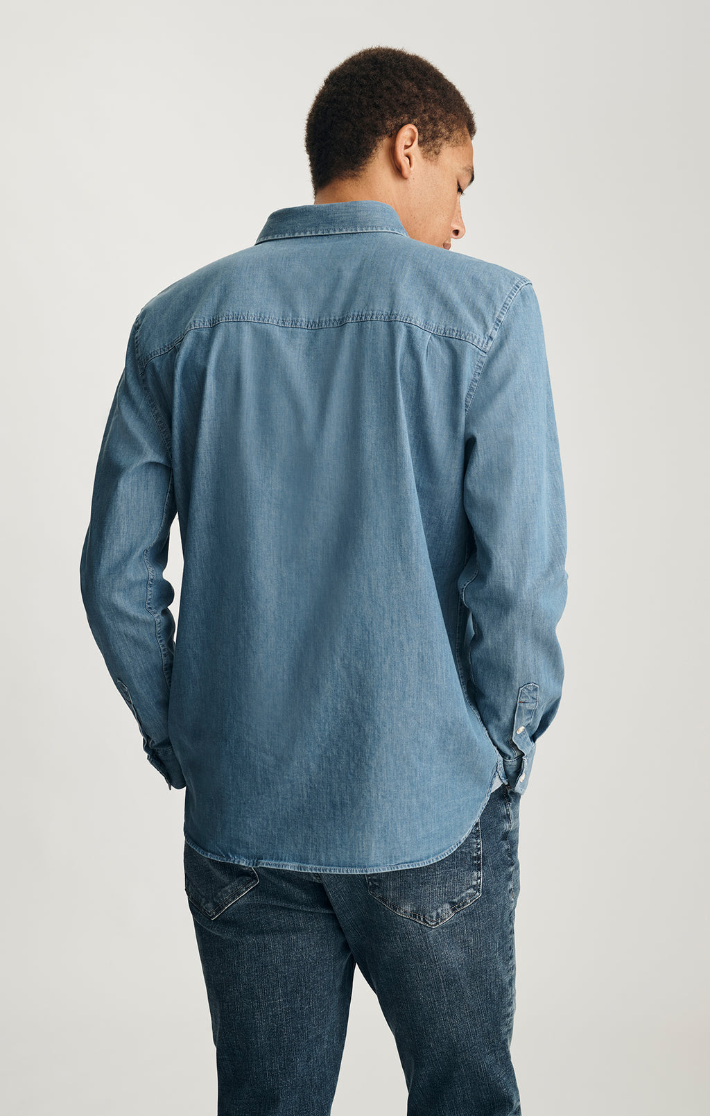 LONG SLEEVE BUTTON-UP SHIRT IN LIGHT BLUE