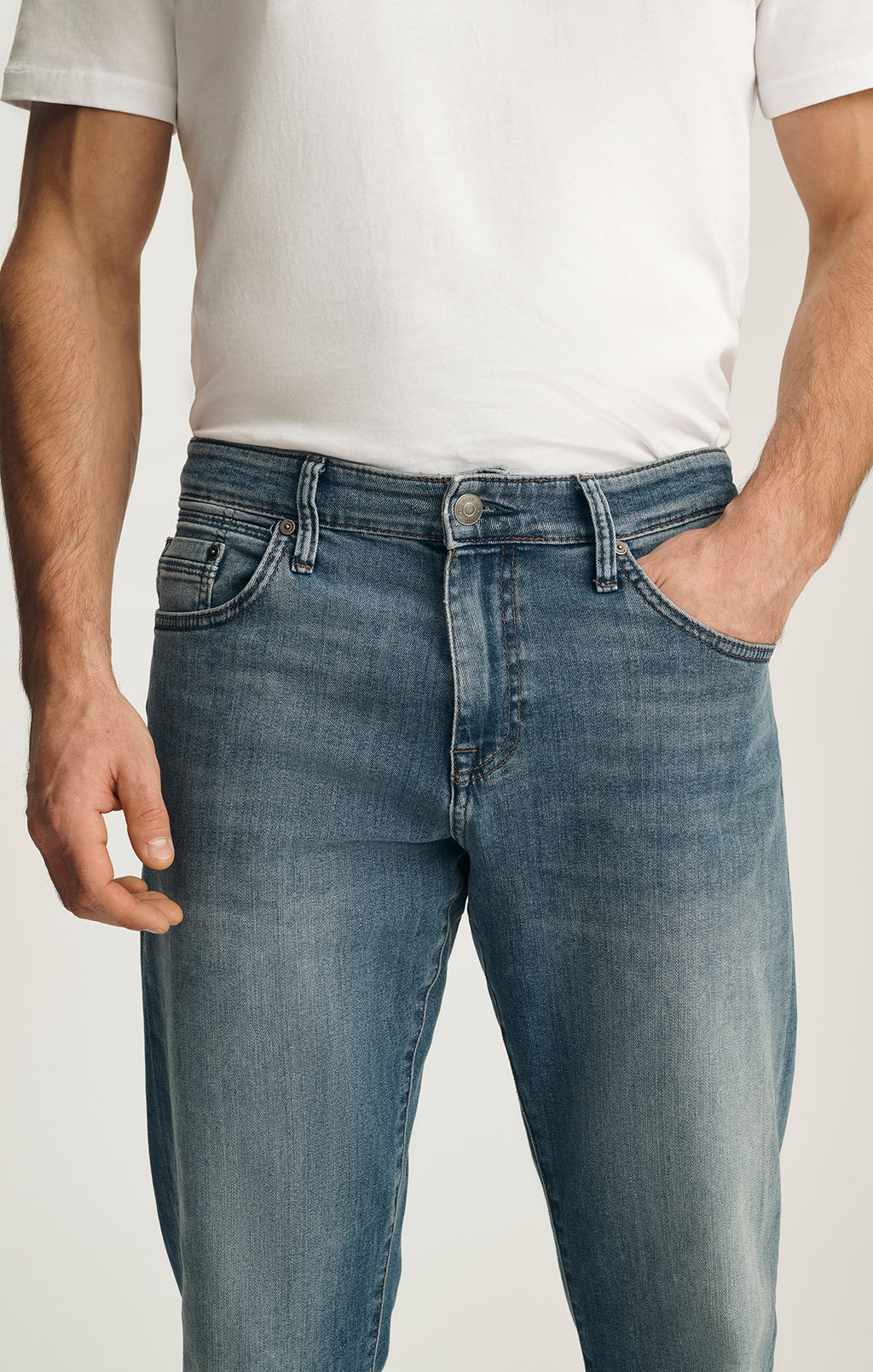 MATT RELAXED STRAIGHT LEG IN LIGHT BLUE WILLIAMSBURG