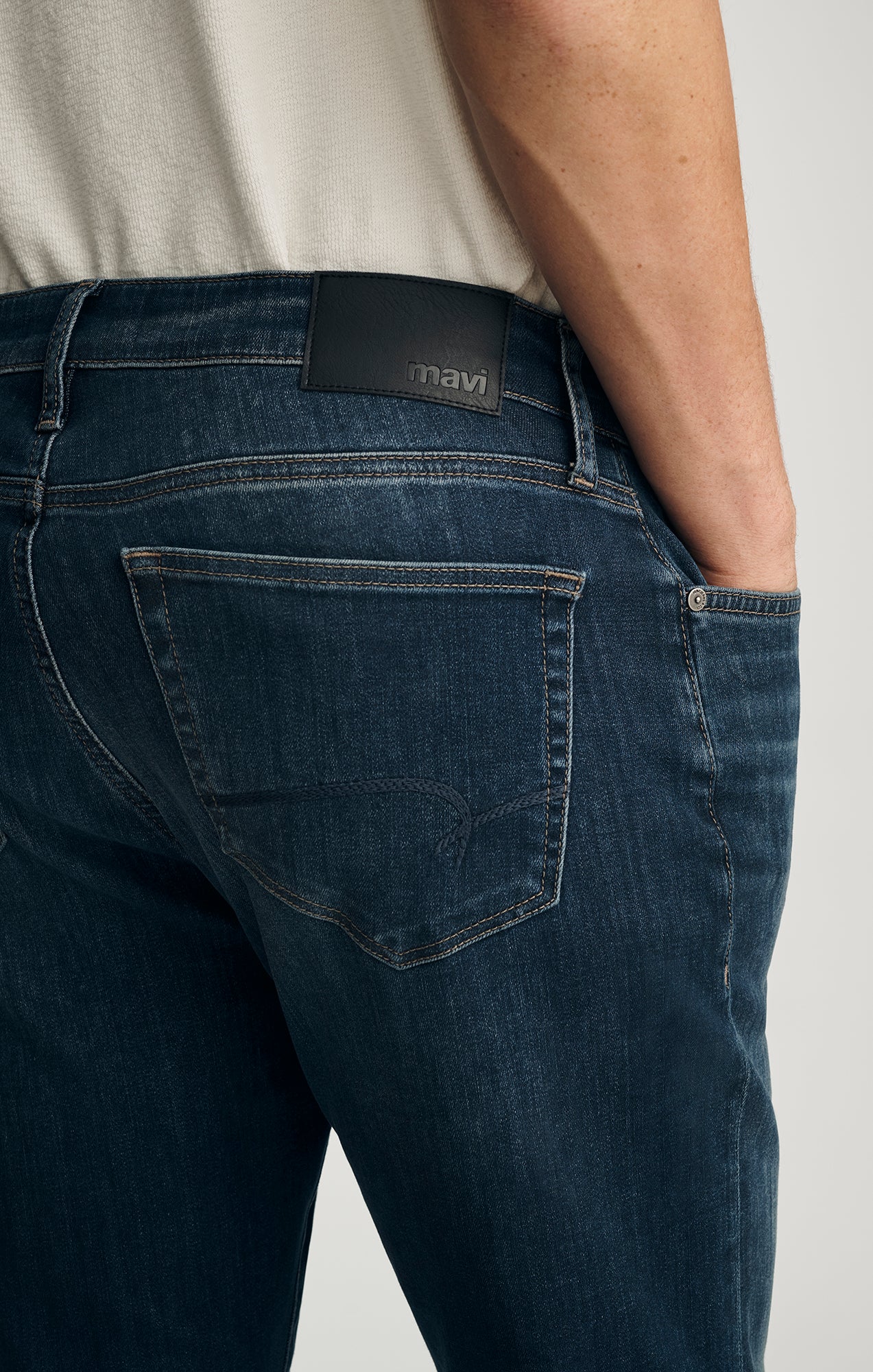 ZACH STRAIGHT LEG IN DARK BRUSHED SUPERMOVE - Mavi Jeans