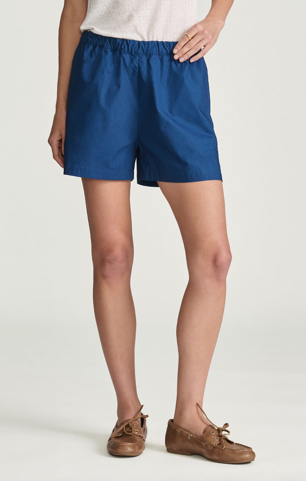 WOVEN PULL-ON SHORTS IN NAVY PEONY - Mavi Jeans