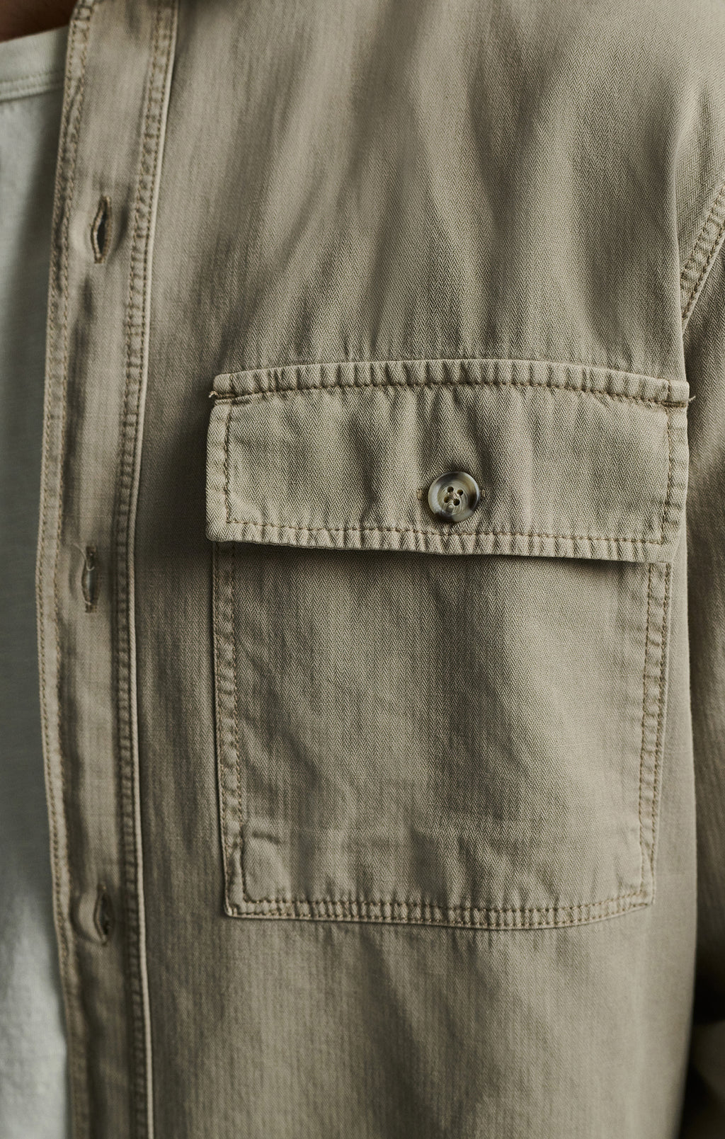 ONE POCKET BUTTON-UP SHIRT IN ROASTED CASHEW - Mavi Jeans