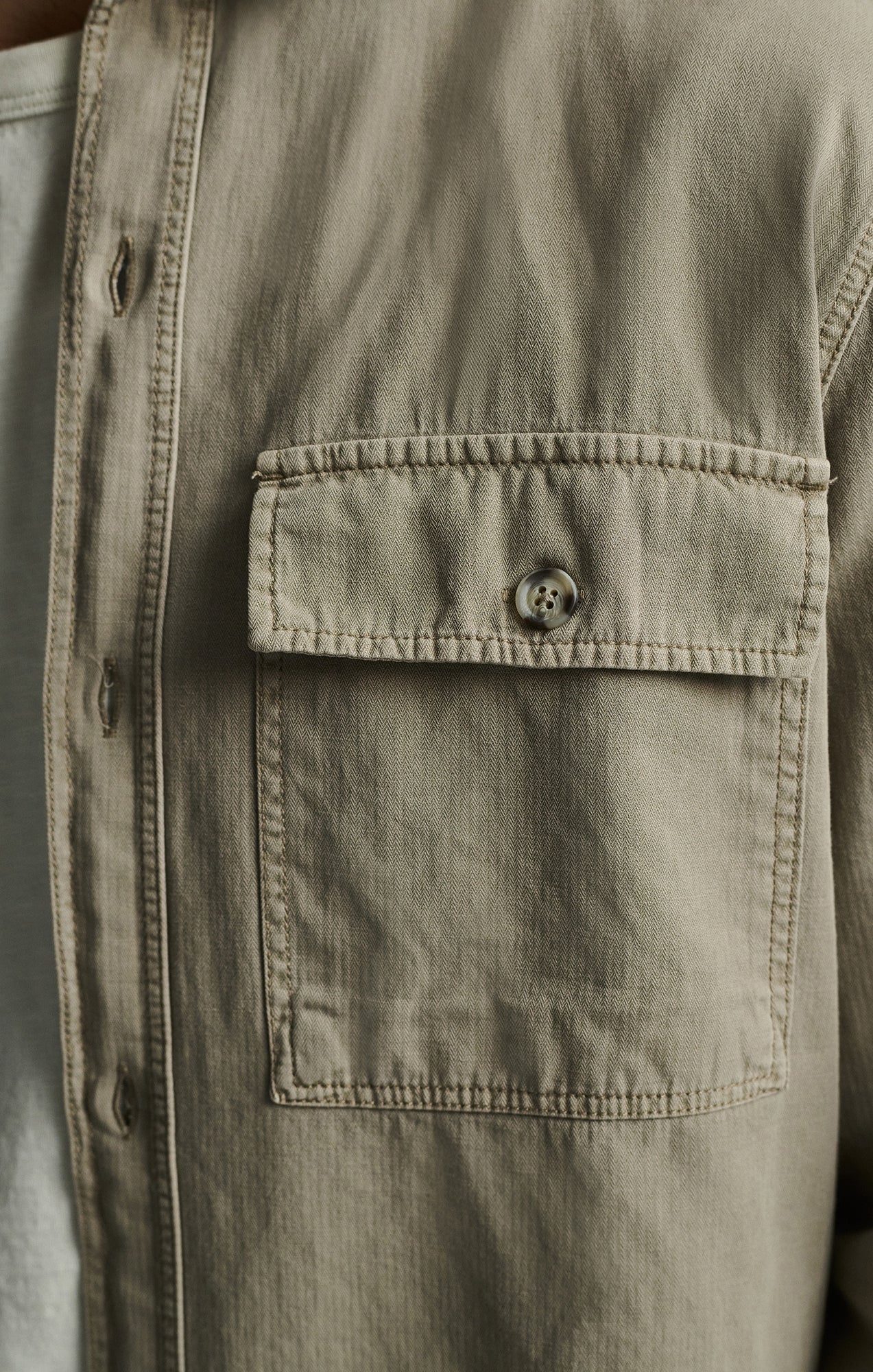ONE POCKET BUTTON-UP SHIRT IN ROASTED CASHEW - Mavi Jeans