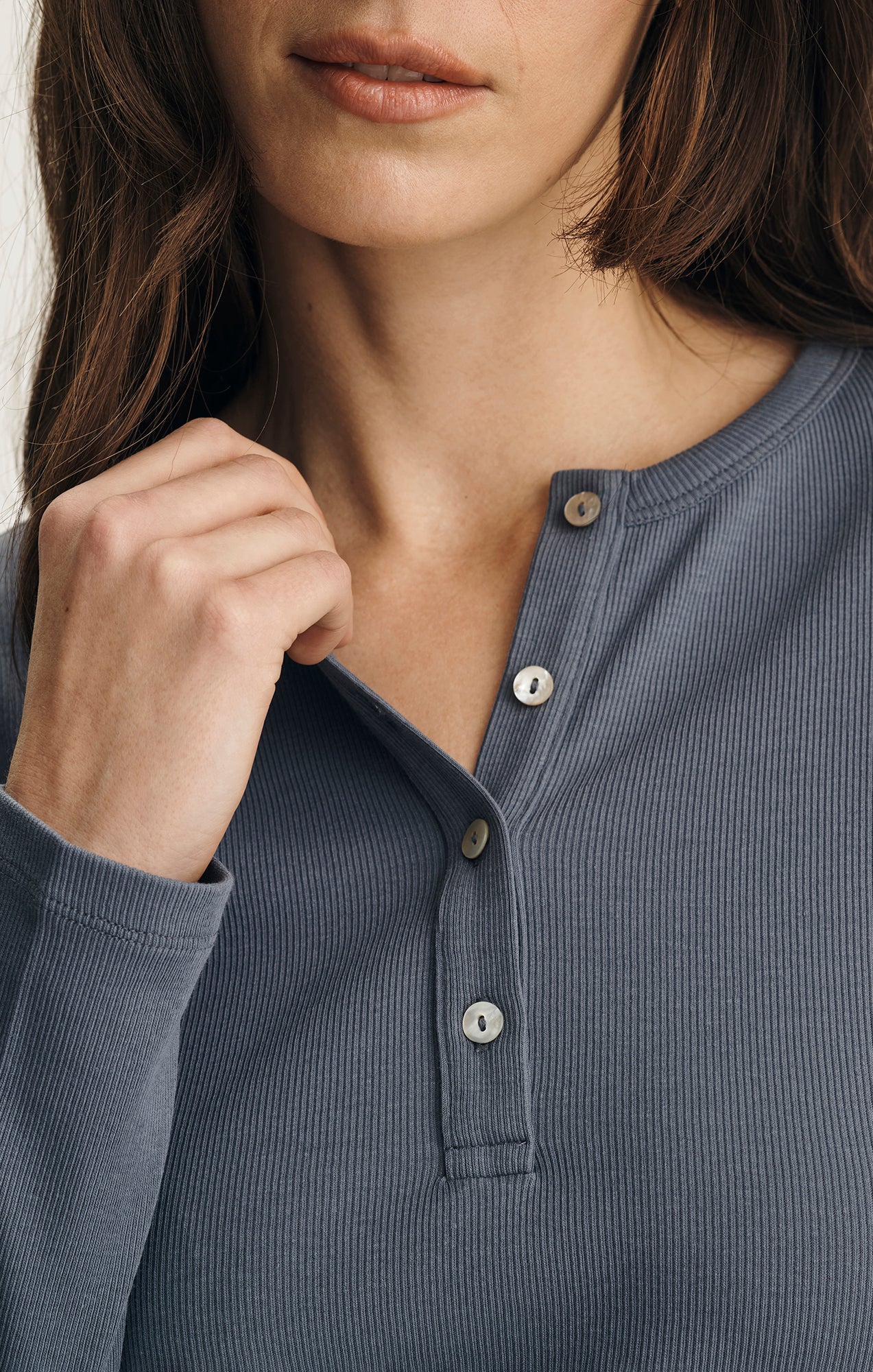 LONG SLEEVE HENLEY T-SHIRT IN GRISAILLE - Mavi Jeans