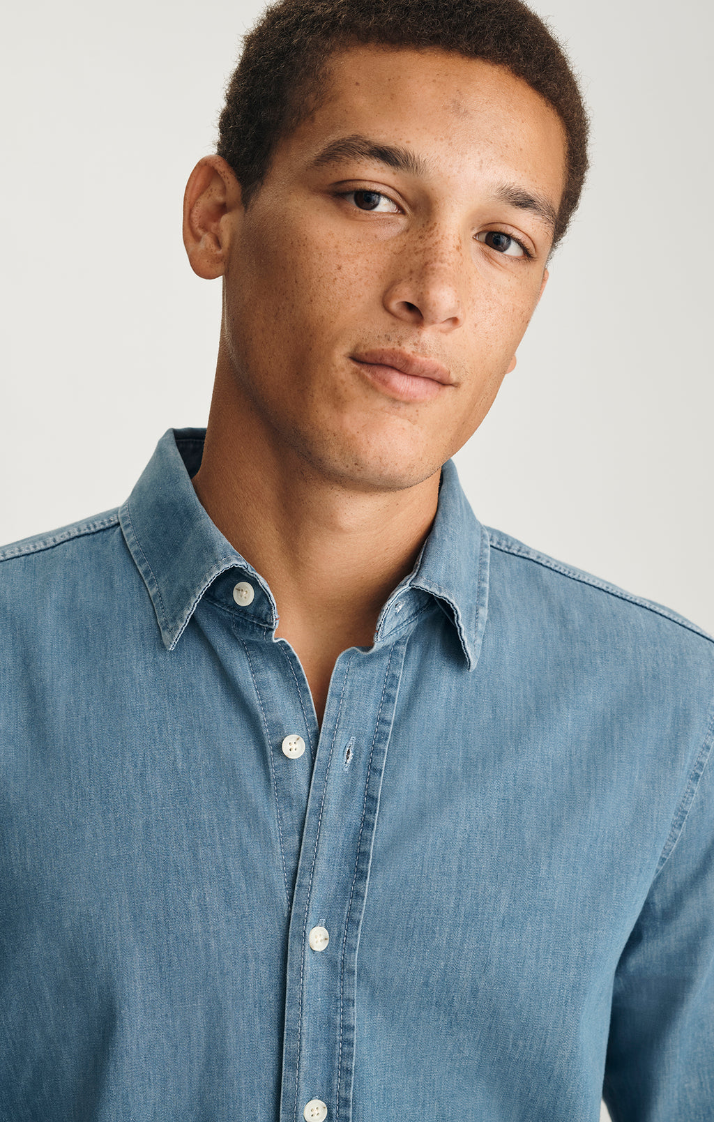 LONG SLEEVE BUTTON-UP SHIRT IN LIGHT BLUE