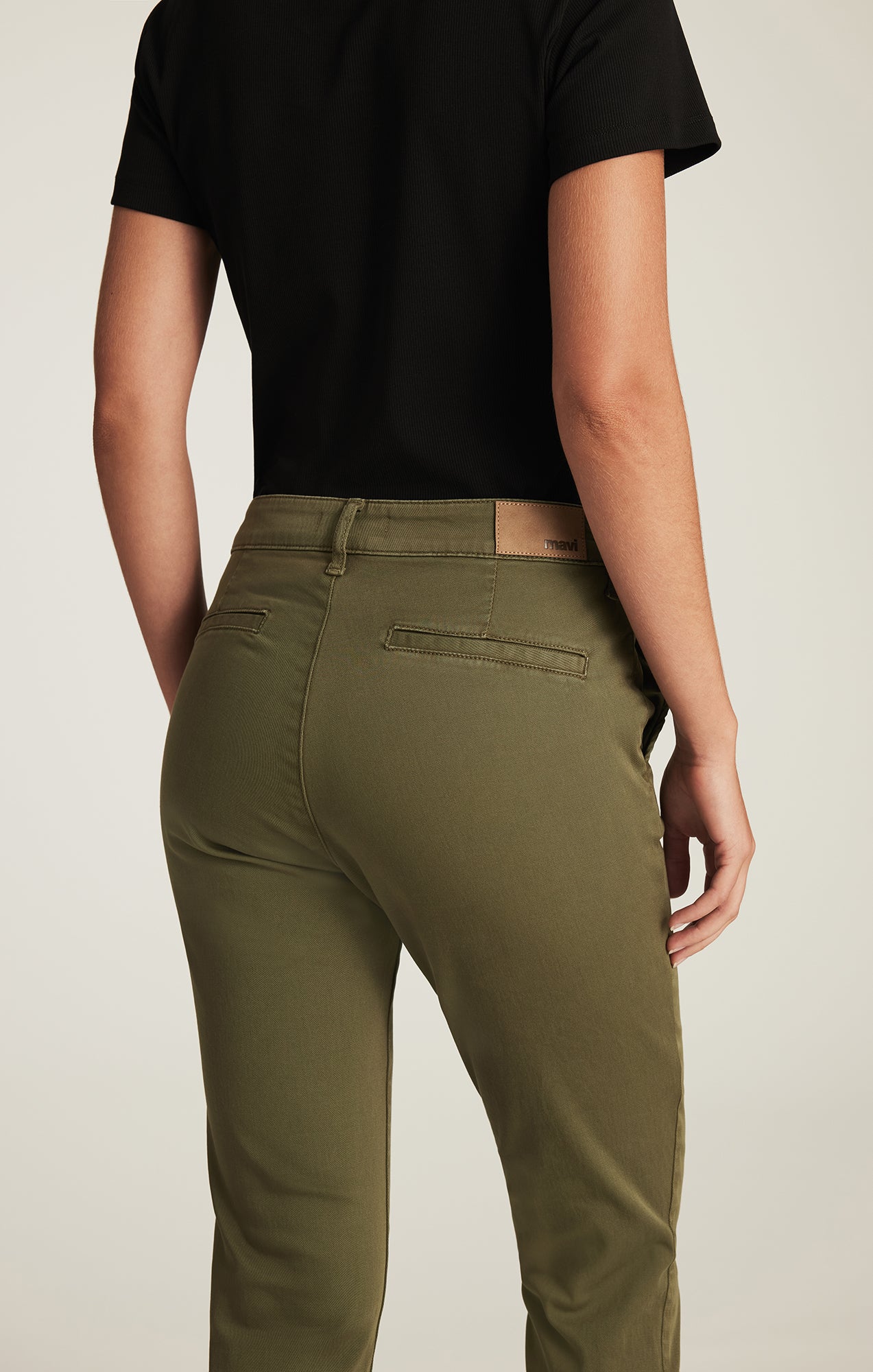 KATHLEEN SLIM BOYFRIEND IN DARK OLIVE CASUAL TWILL - Mavi Jeans