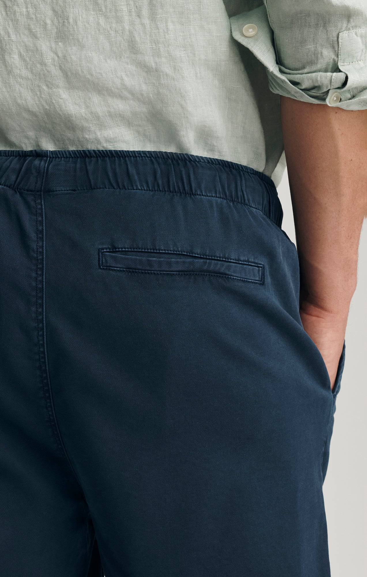 TENCEL™ DRAWSTRING 7" INSEAM SHORTS IN TOTAL ECLIPSE - Mavi Jeans