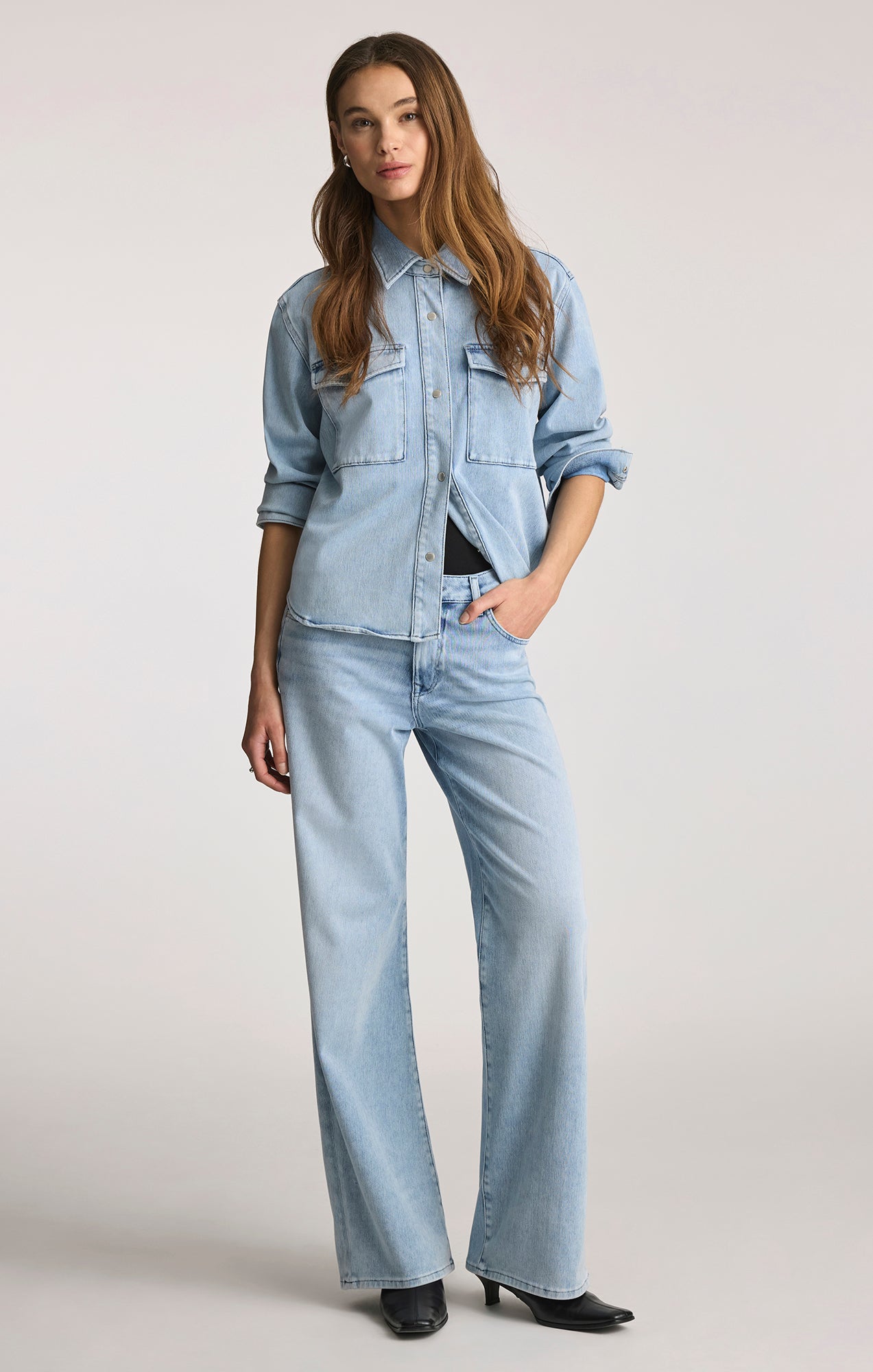 TIA DENIM SHIRT IN LIGHT MOVE