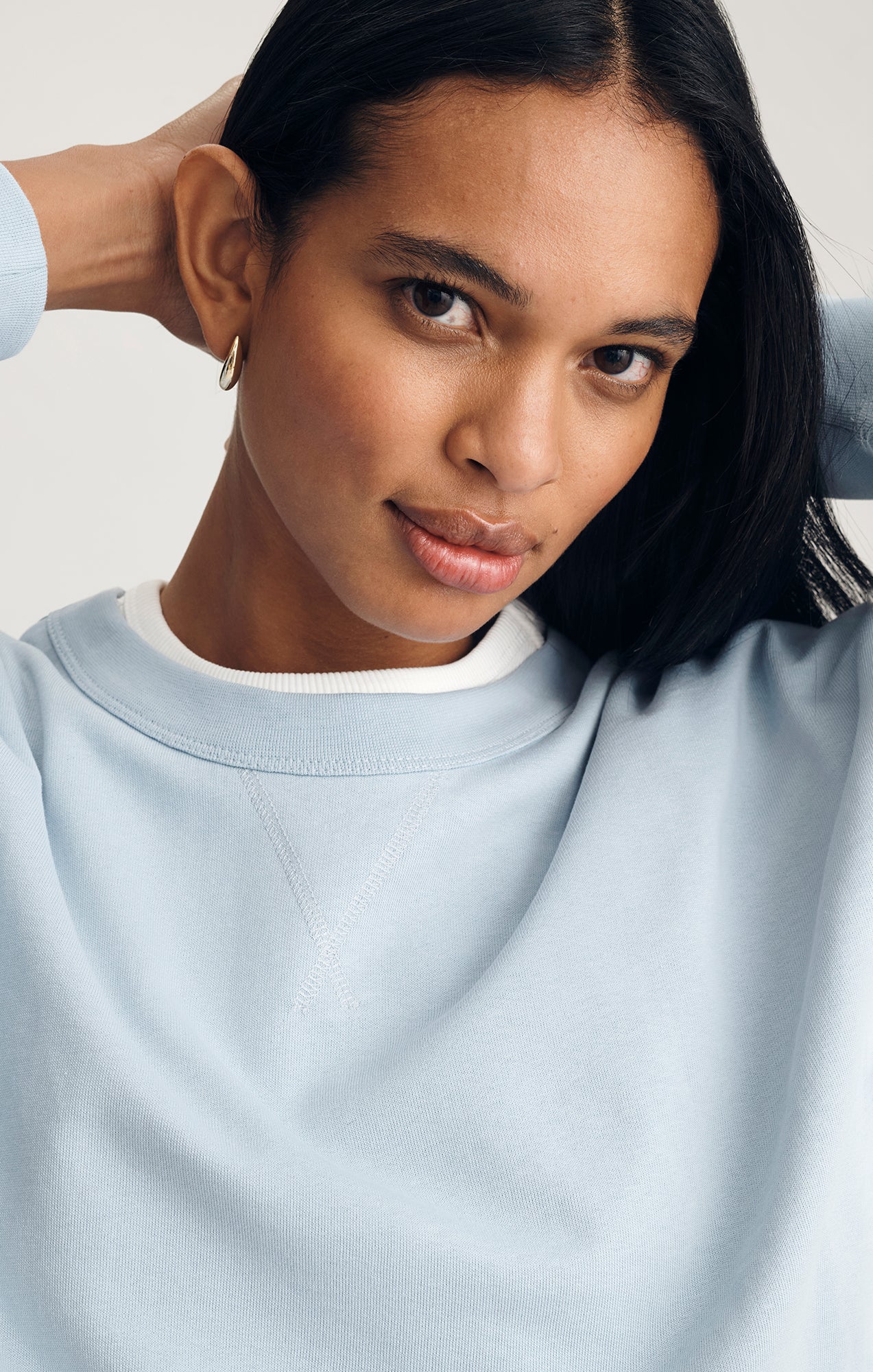 V-STITCH CREW NECK SWEATSHIRT IN BLUE FOG