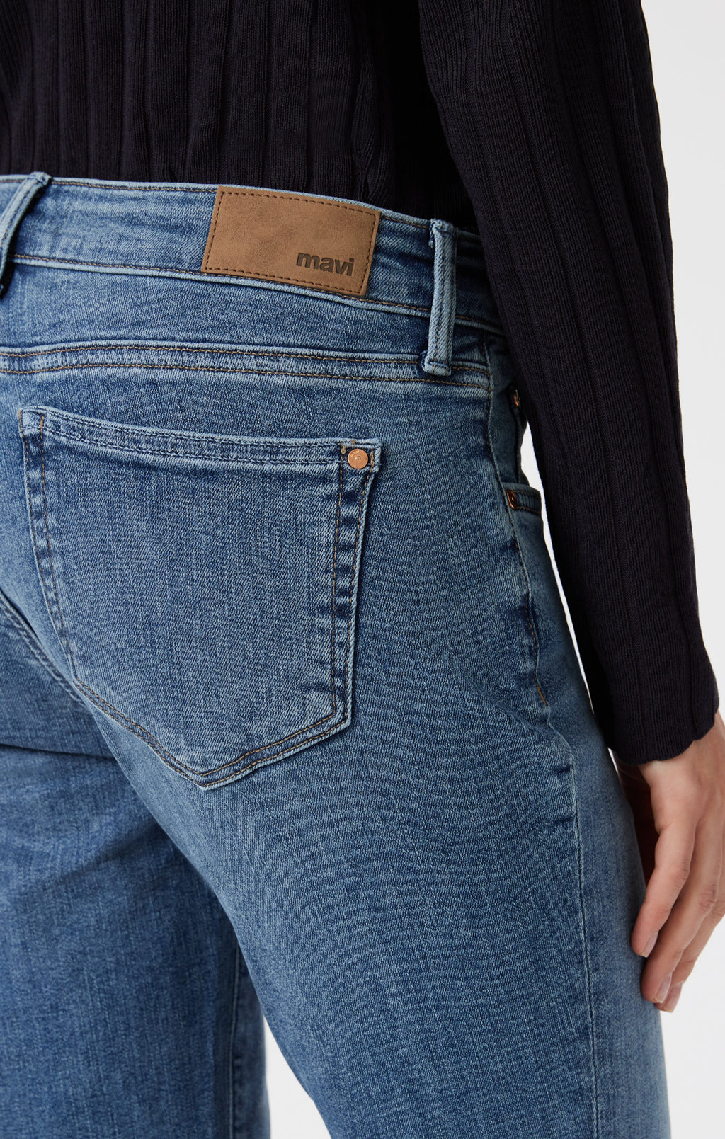 EMMA SLIM BOYFRIEND IN MID SHADED FLEX BLUE - Mavi Jeans