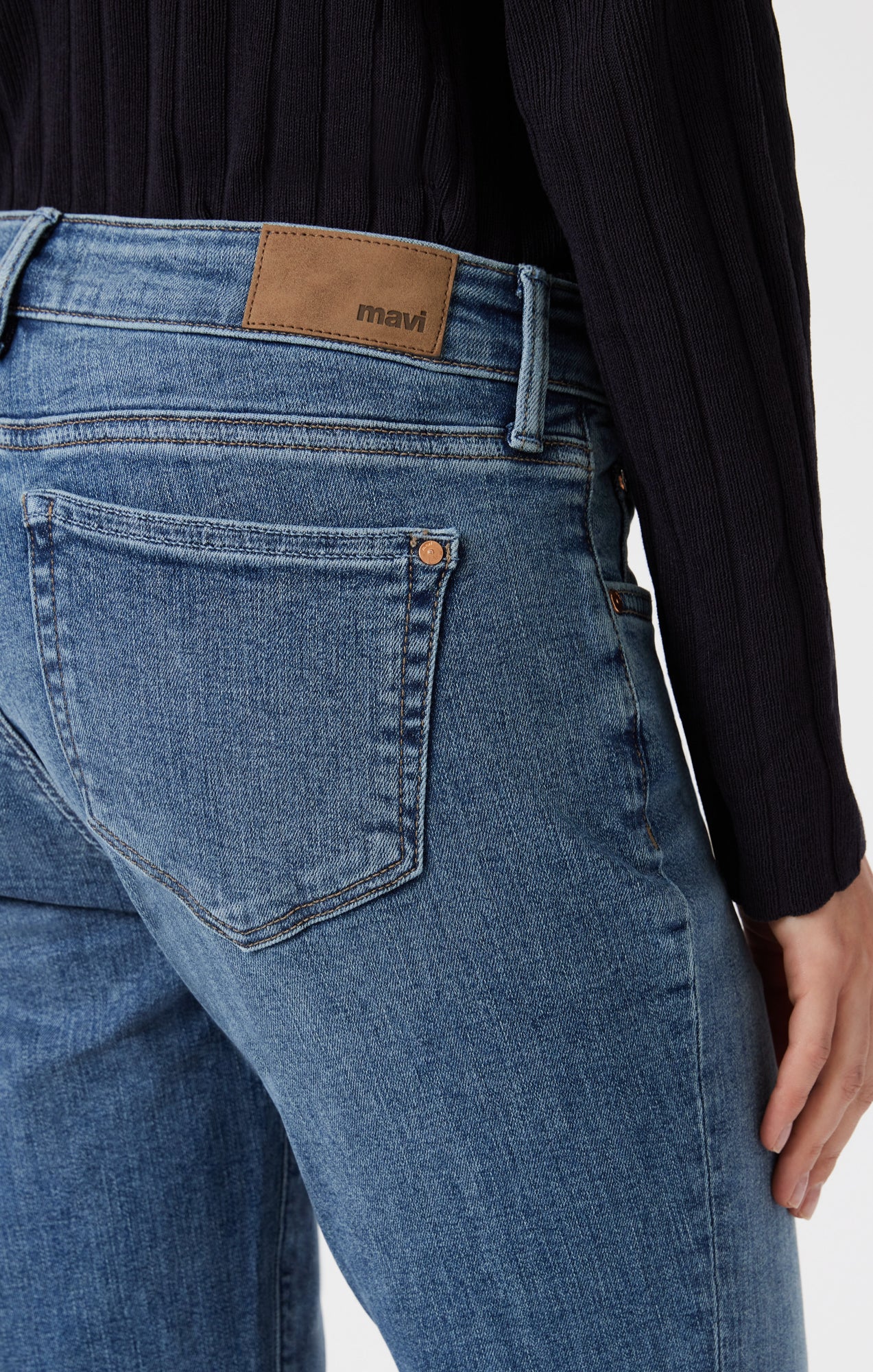 EMMA SLIM BOYFRIEND IN MID SHADED FLEX BLUE - Mavi Jeans