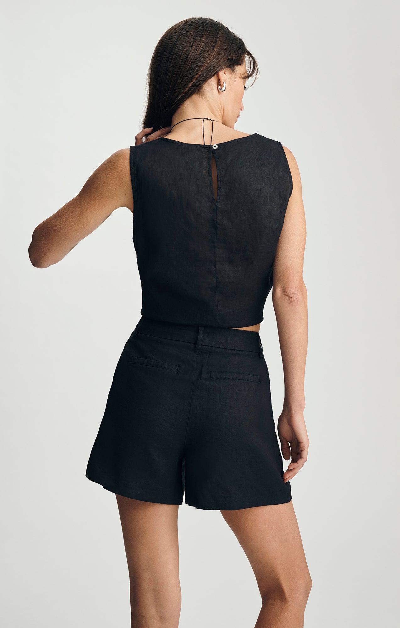 LINEN PLEATED SHORTS IN BLACK - Mavi Jeans
