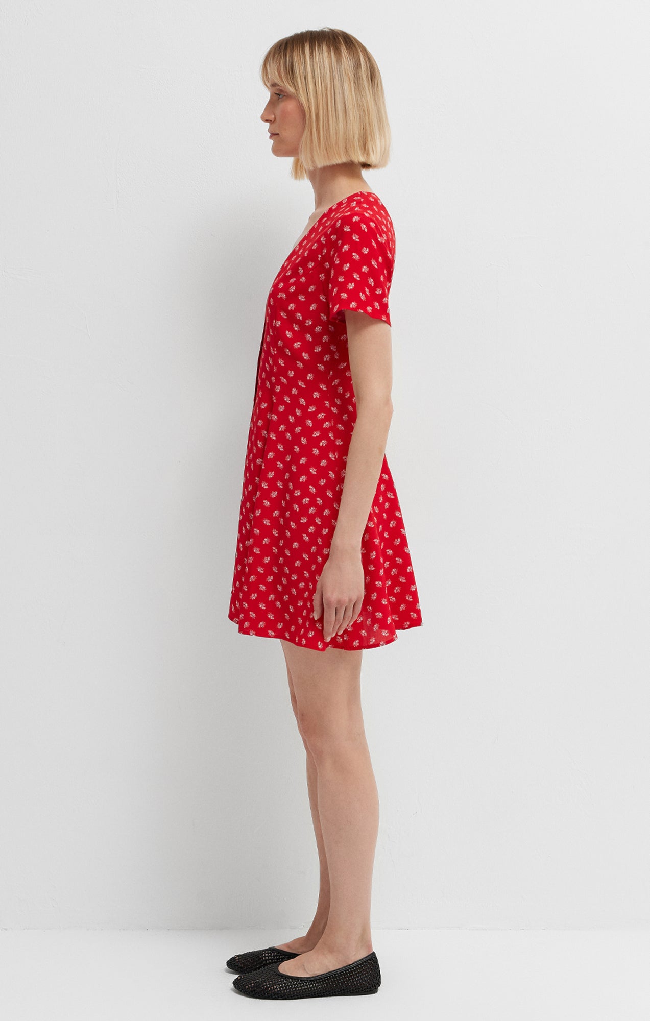 Robe courte boutonnée sur le devant, à imprimé pétales rouge urbain