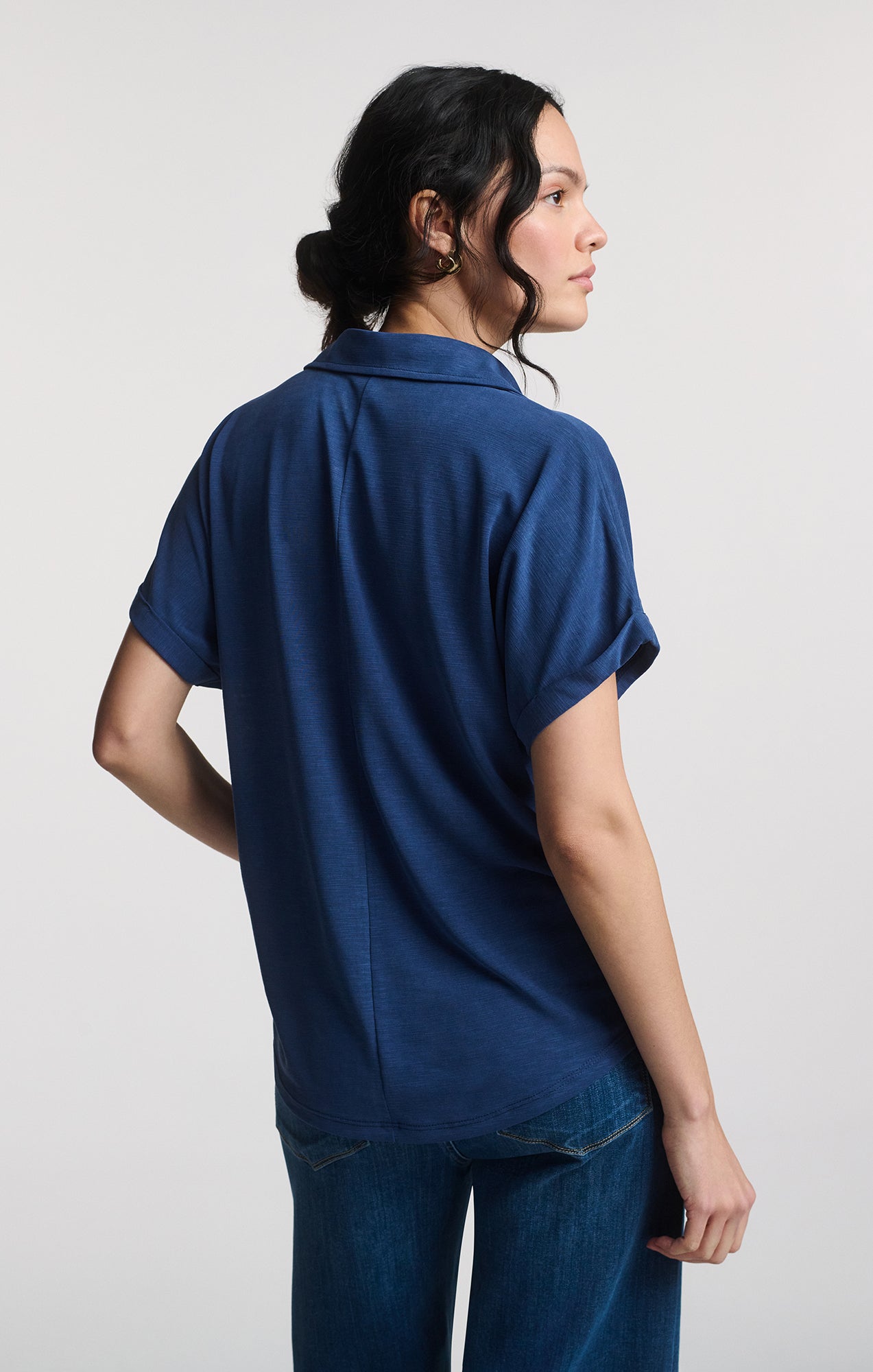 LUXE TOUCH TENCEL™ BUTTON-UP T-SHIRT IN MEDIEVAL BLUE - Mavi Jeans