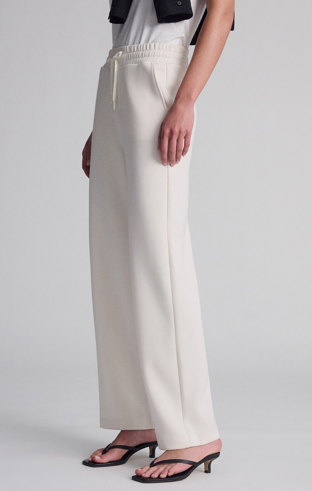 SPORTY LUXE TENCEL™ PANTS IN COCONUT MILK - Mavi Jeans