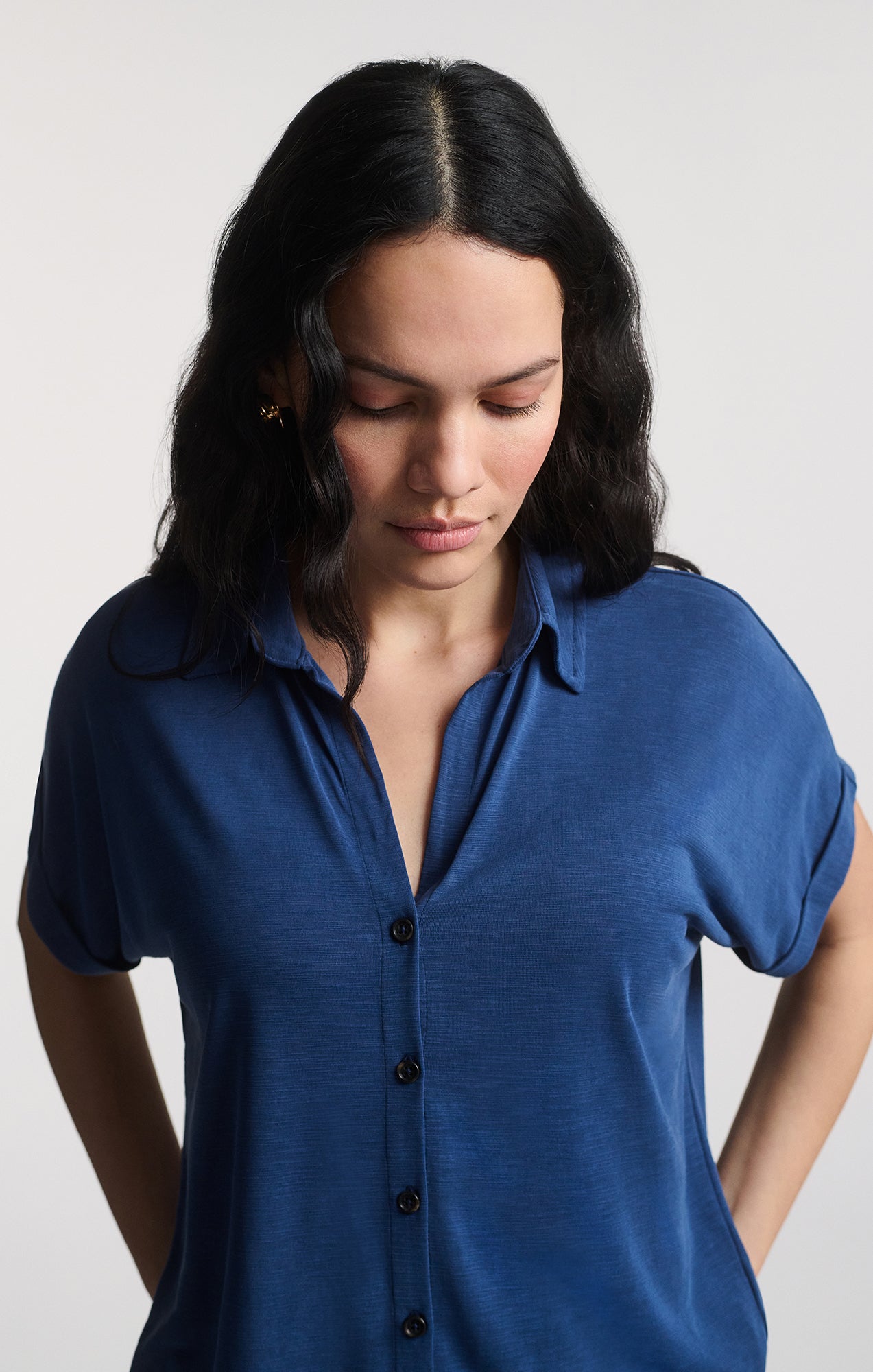 LUXE TOUCH TENCEL™ BUTTON-UP T-SHIRT IN MEDIEVAL BLUE - Mavi Jeans