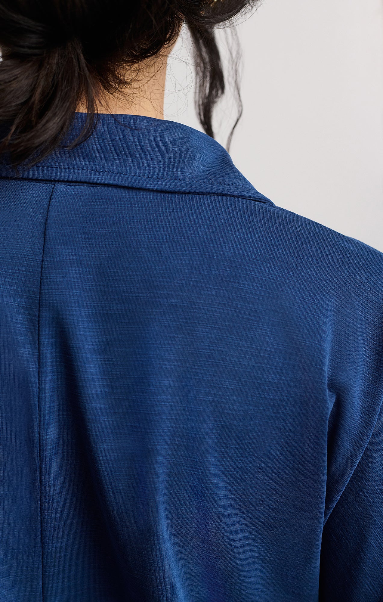 LUXE TOUCH TENCEL™ BUTTON-UP T-SHIRT IN MEDIEVAL BLUE - Mavi Jeans
