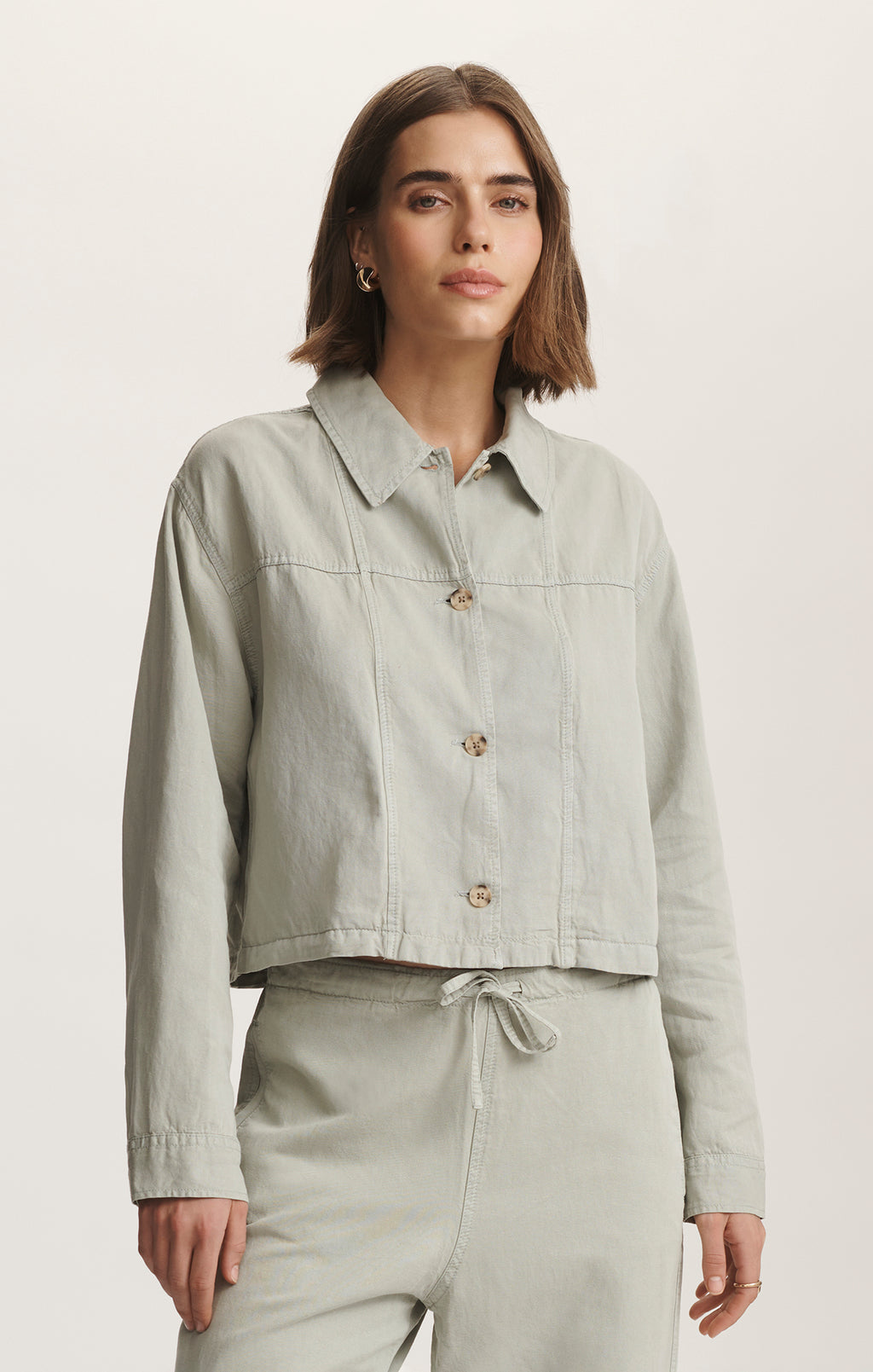 CROPPED TENCEL™ OVERSHIRT IN ABBEY STONE - Mavi Jeans