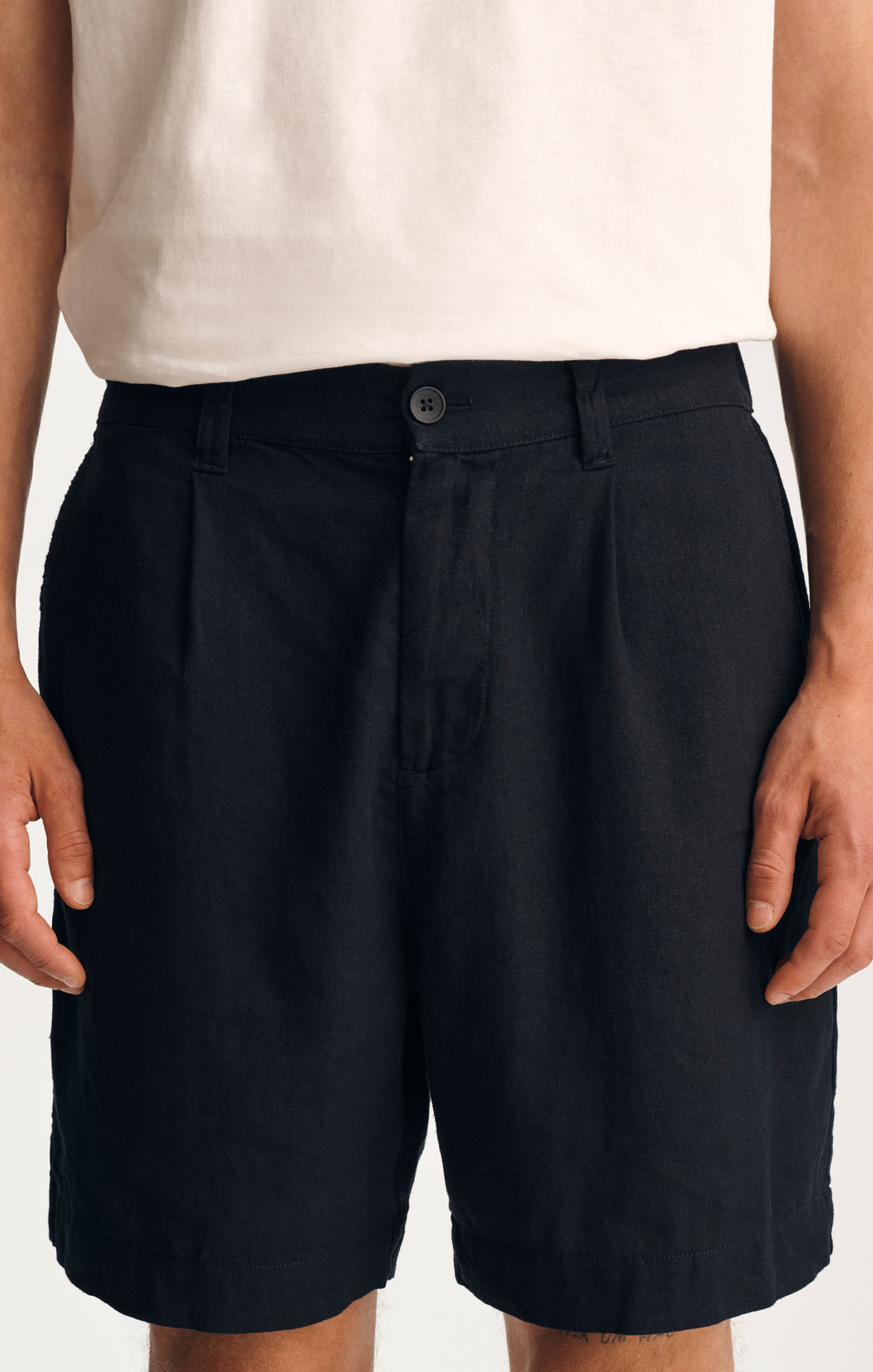 LINEN PLEATED 7" INSEAM SHORTS IN SKY CAPTAIN - Mavi Jeans