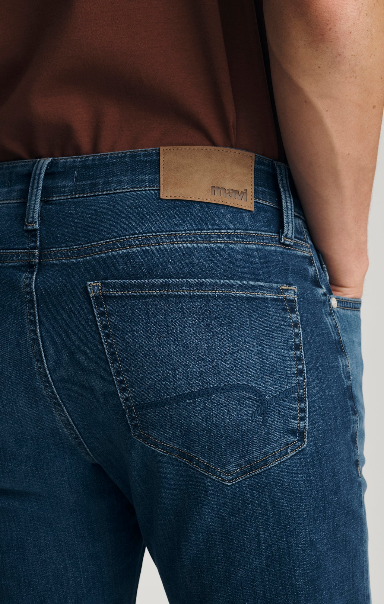 ZACH STRAIGHT LEG IN DARK BRUSHED WILLIAMSBURG