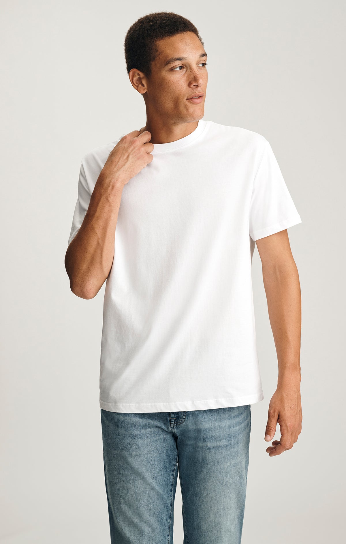 BASIC SHORT SLEEVE T-SHIRT IN WHITE