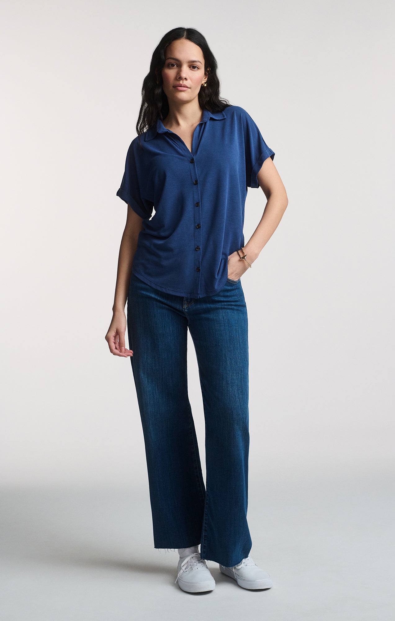 LUXE TOUCH TENCEL™ BUTTON-UP T-SHIRT IN MEDIEVAL BLUE - Mavi Jeans