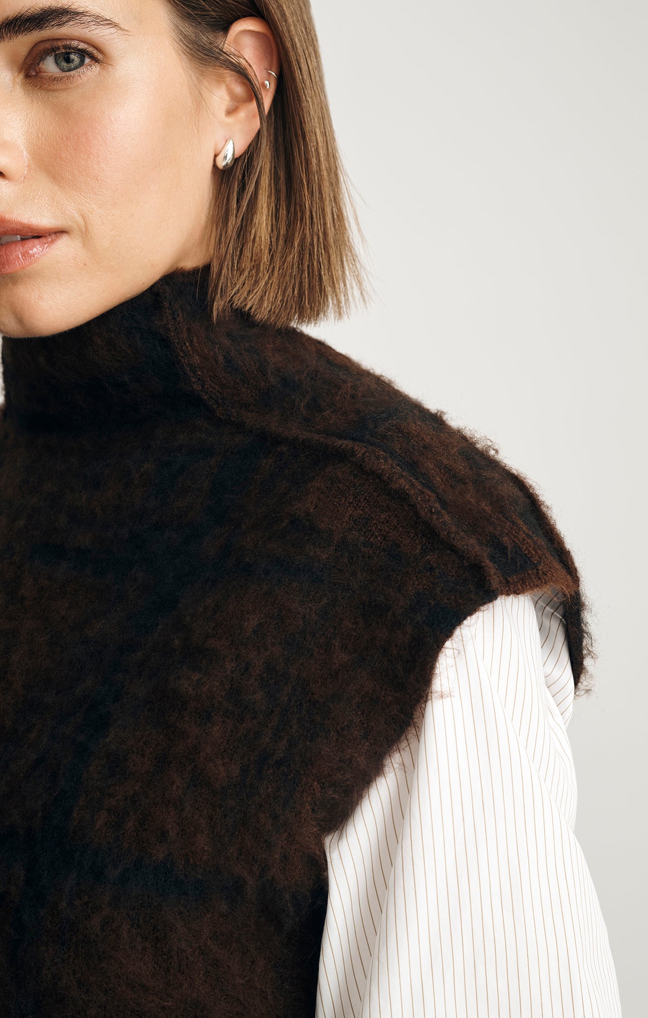 HIGH NECK SWEATER VEST IN TIRAMISU