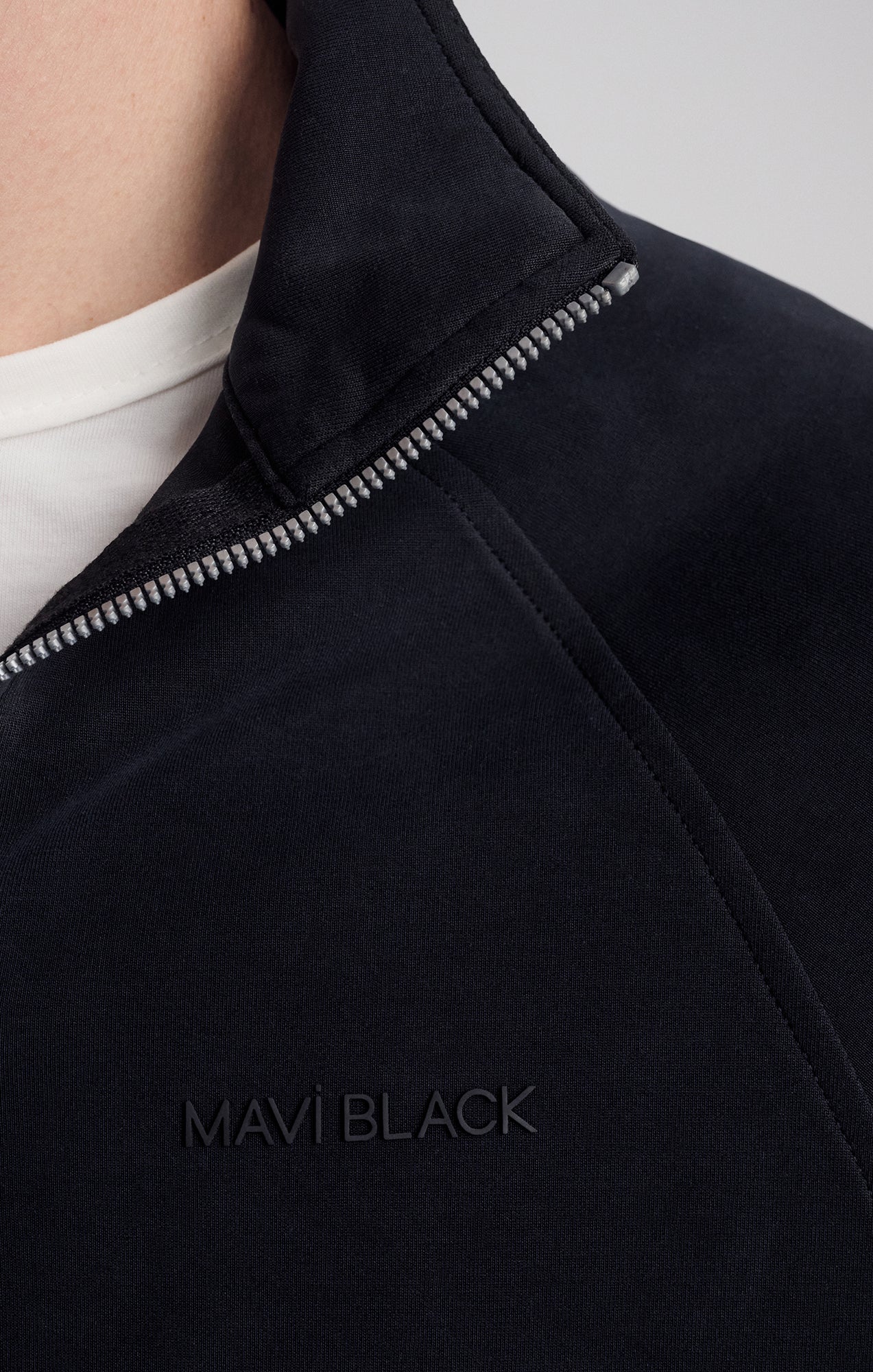 QUARTER ZIP SWEATSHIRT IN JET BLACK - Mavi Jeans