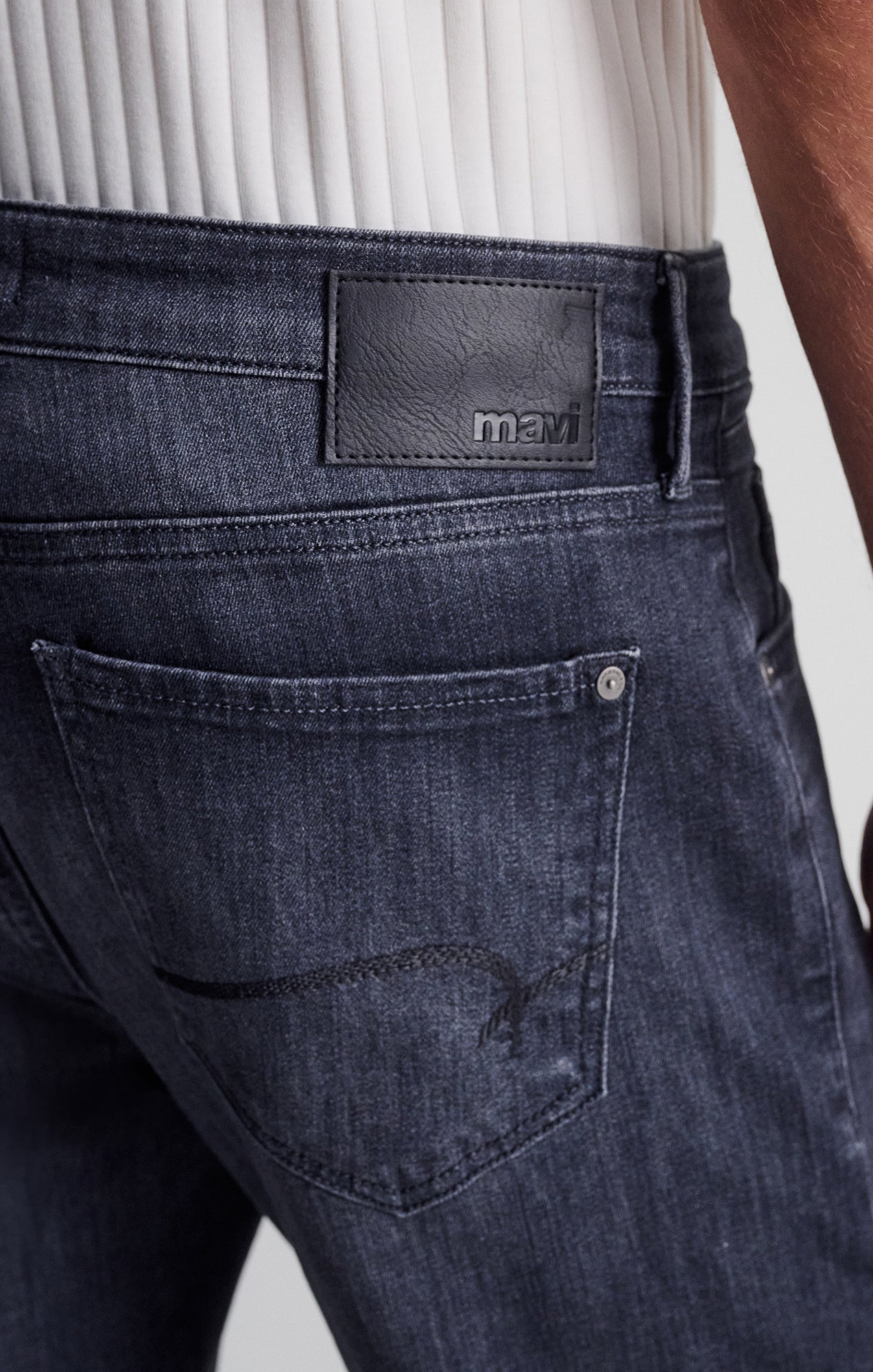 JAKE SLIM LEG IN DARK SMOKE WILLIAMSBURG - Mavi Jeans