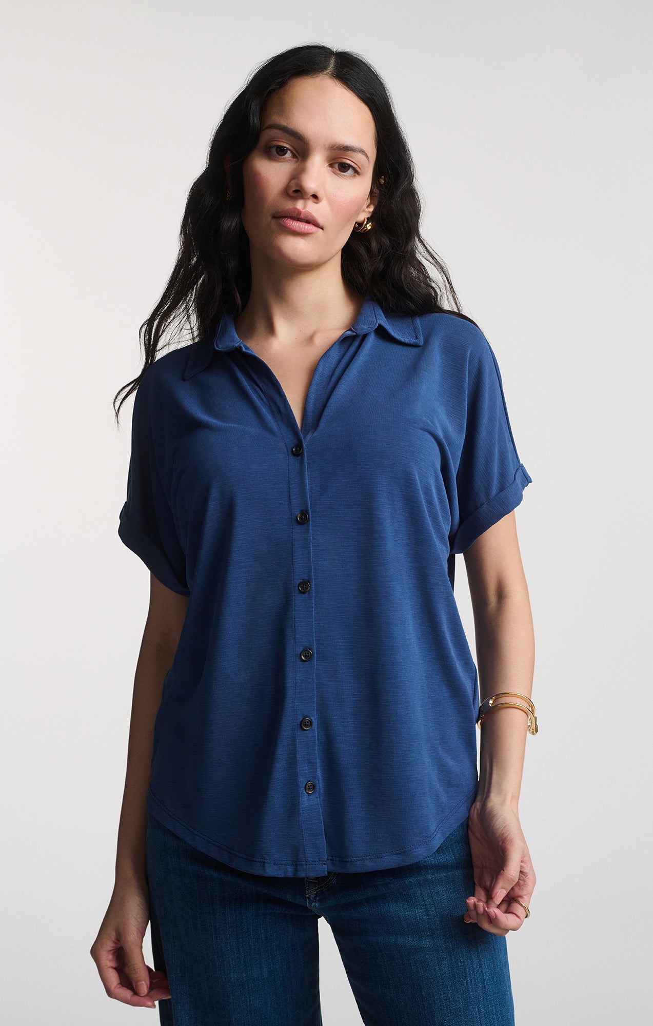 LUXE TOUCH TENCEL™ BUTTON-UP T-SHIRT IN MEDIEVAL BLUE - Mavi Jeans