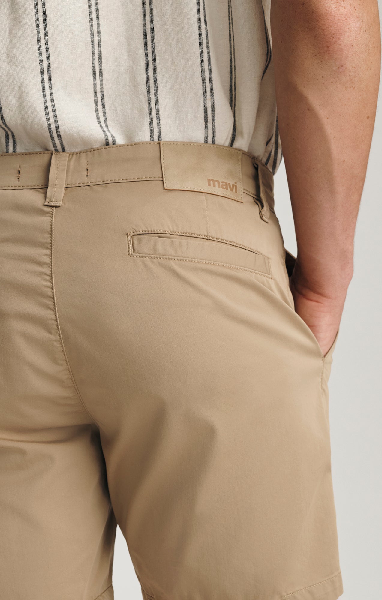 NATE CHINO SHORTS IN OXFORD TAN CITY SMART - Mavi Jeans