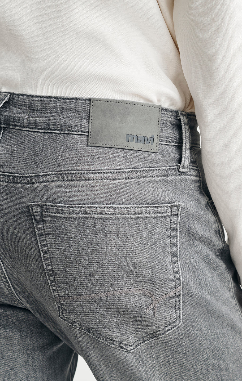 MARCUS SLIM STRAIGHT LEG IN LIGHT SMOKE FEATHER BLUE - Mavi Jeans