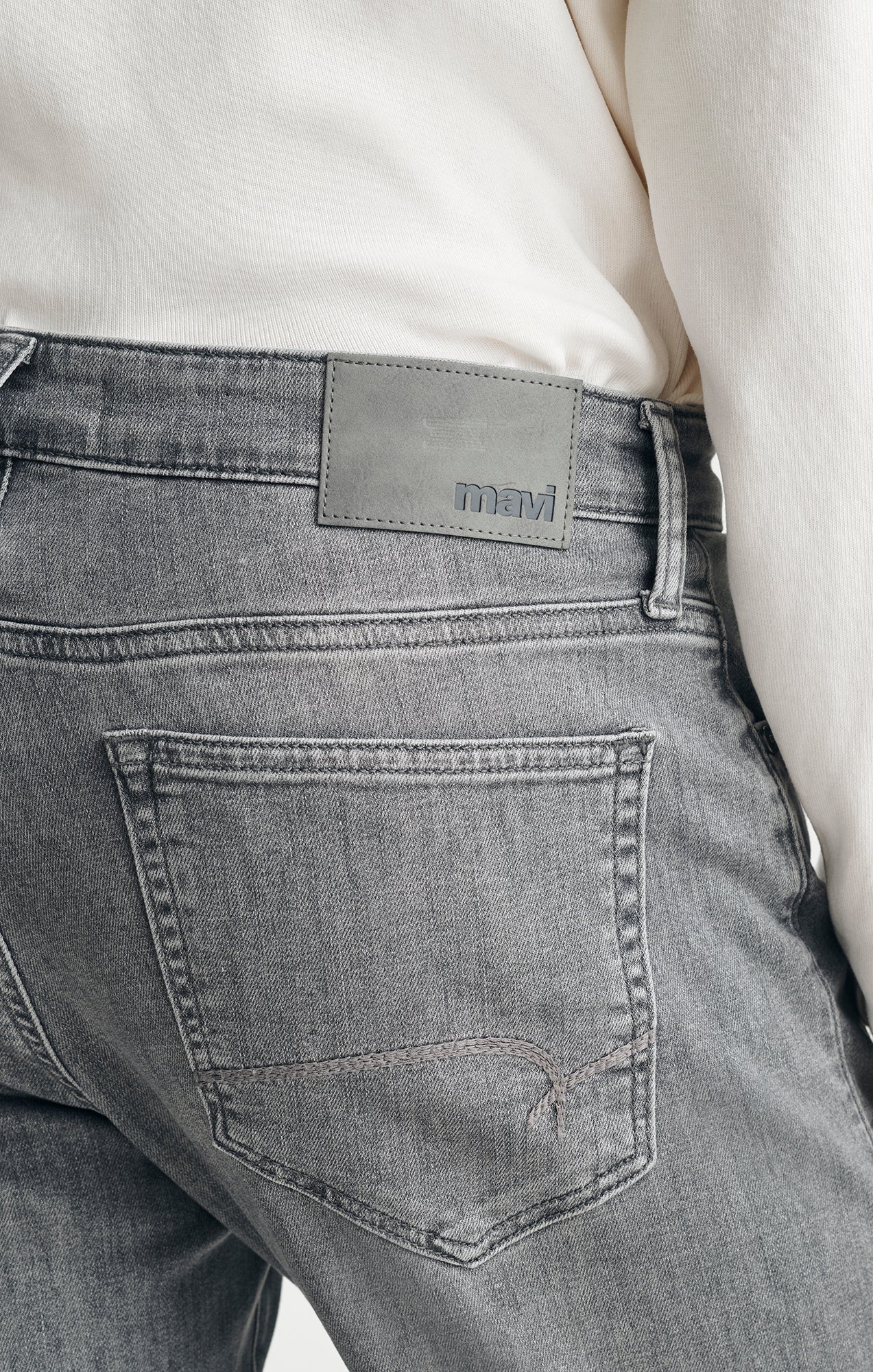 MARCUS SLIM STRAIGHT LEG IN LIGHT SMOKE FEATHER BLUE - Mavi Jeans
