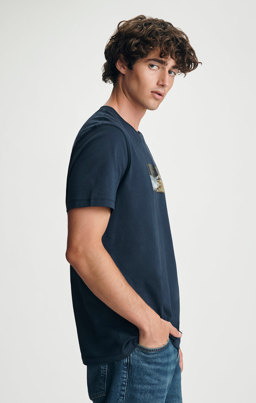 COASTLINE GRAPHIC T-SHIRT IN TOTAL ECLIPSE - Mavi Jeans