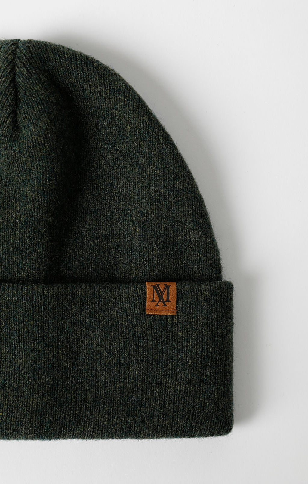 RIBBED LOGO TAB BEANIE IN PINE GREEN