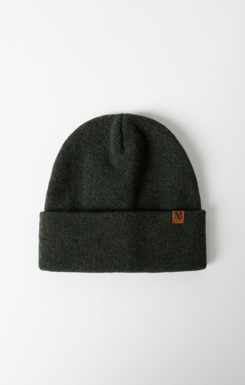RIBBED LOGO TAB BEANIE IN PINE GREEN