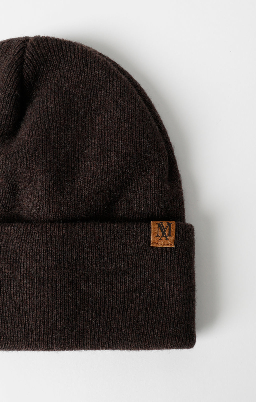 RIBBED LOGO TAB BEANIE IN DARK BROWN