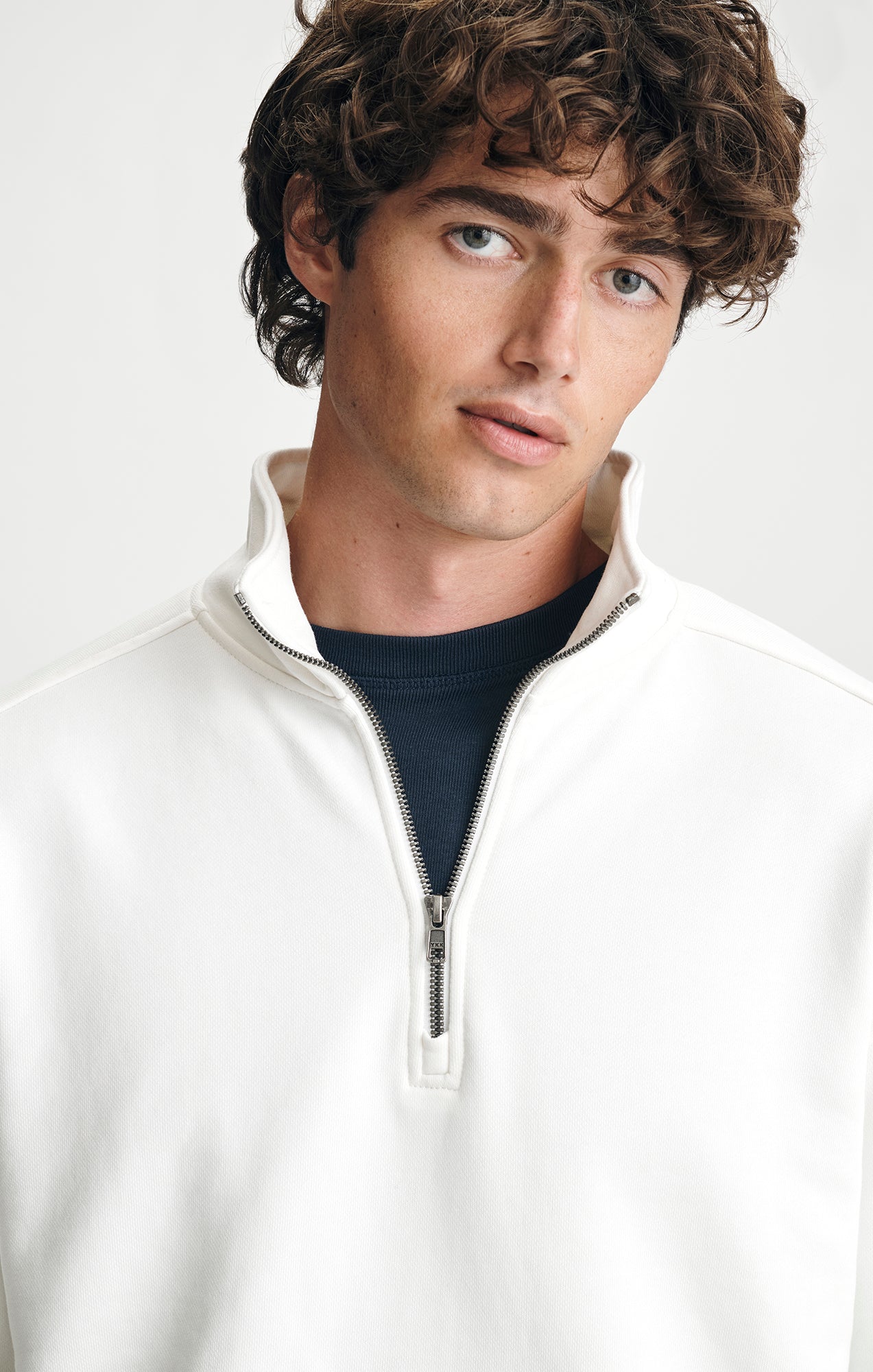 QUARTER ZIP SWEATSHIRT IN WHITE ALYSSUM