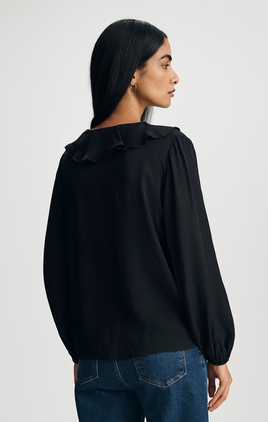 RUFFLE V-NECK SHIRT IN BLACK - Mavi Jeans