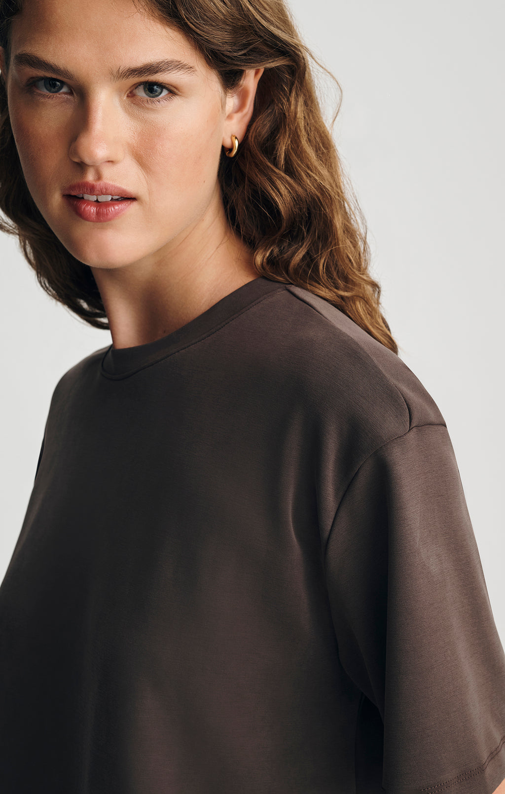 LUXE TOUCH TENCEL™ CREW NECK T-SHIRT IN COFFEE BEAN - Mavi Jeans