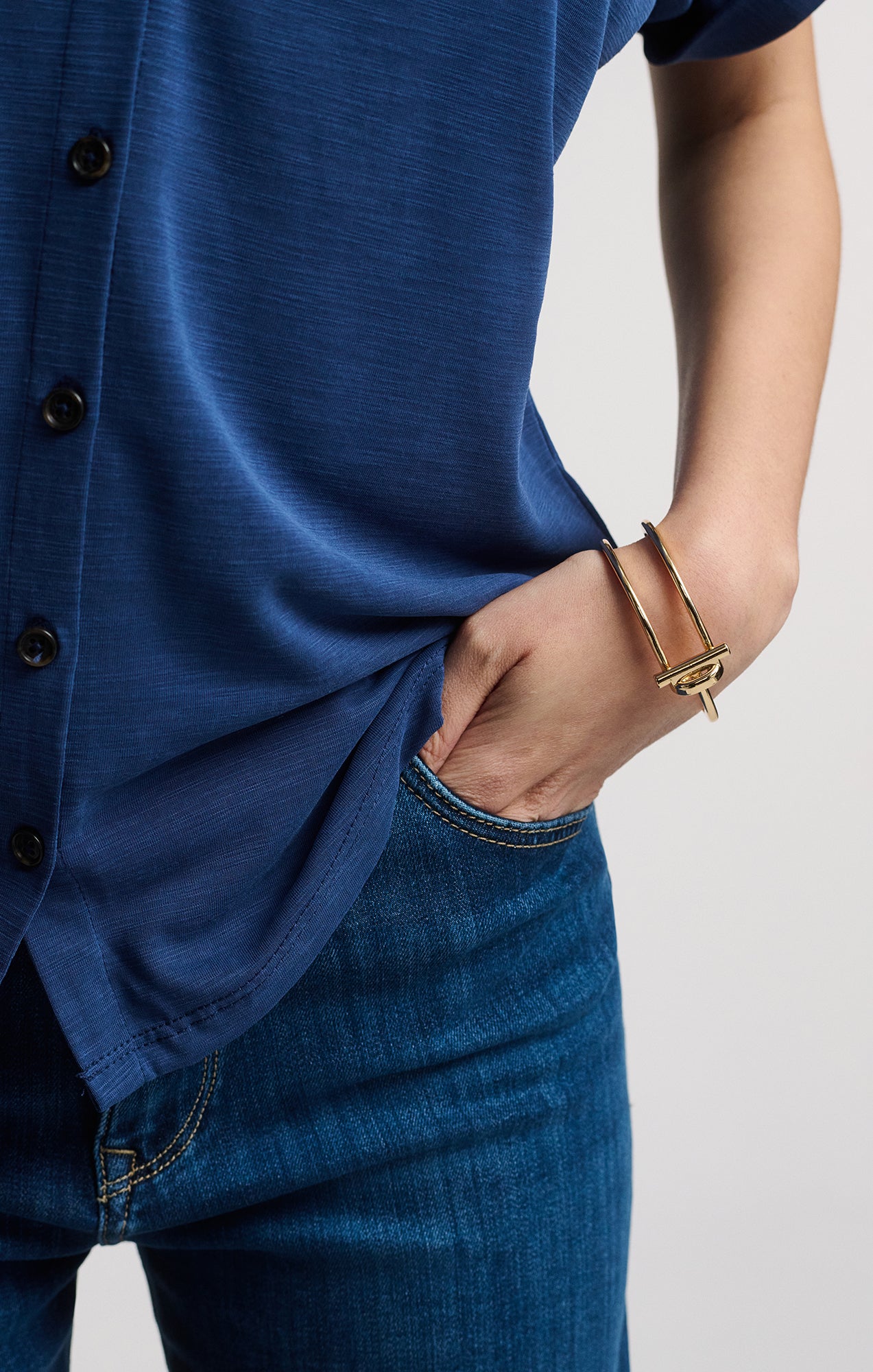LUXE TOUCH TENCEL™ BUTTON-UP T-SHIRT IN MEDIEVAL BLUE - Mavi Jeans