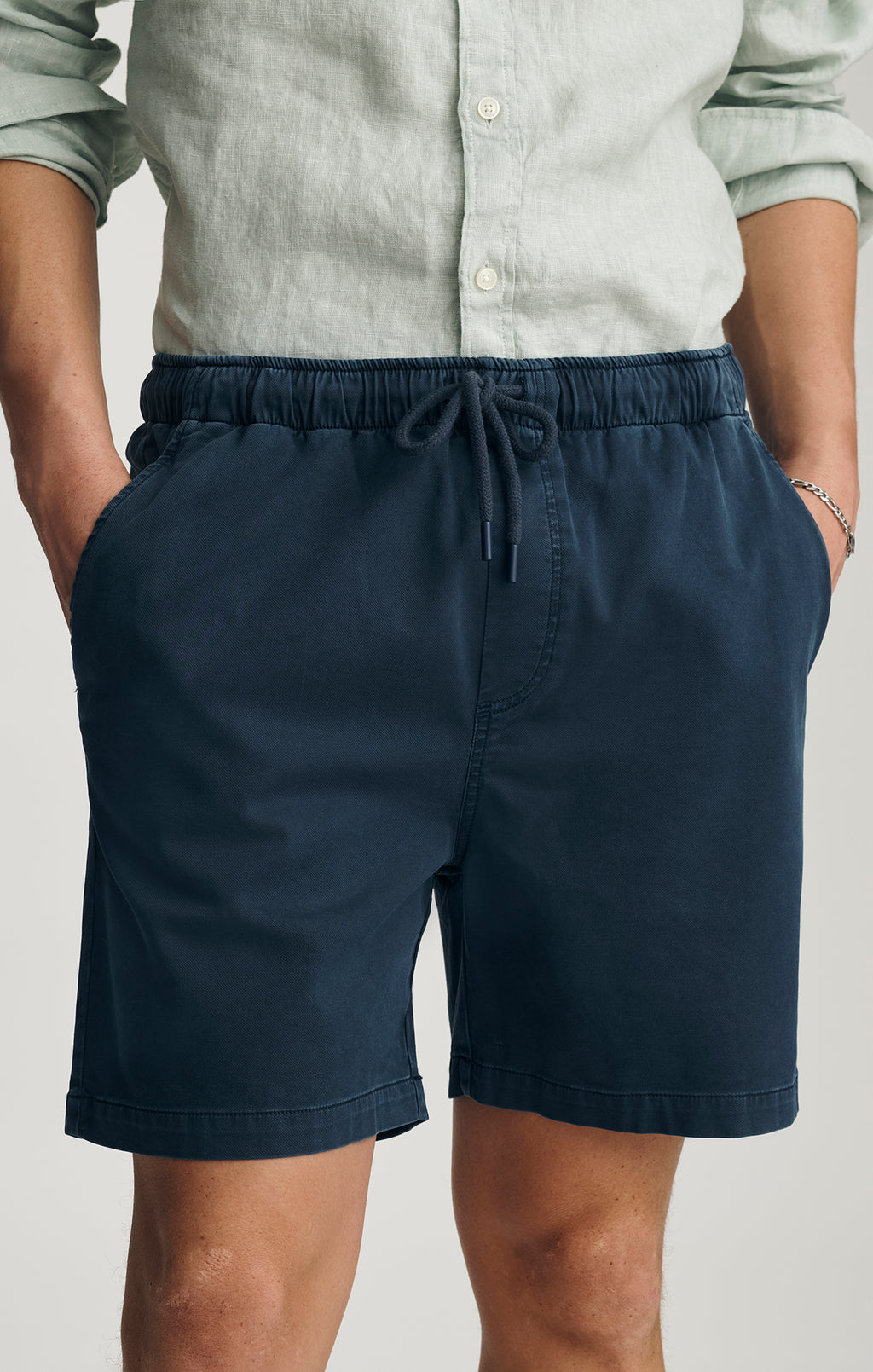 TENCEL™ DRAWSTRING 7" INSEAM SHORTS IN TOTAL ECLIPSE - Mavi Jeans