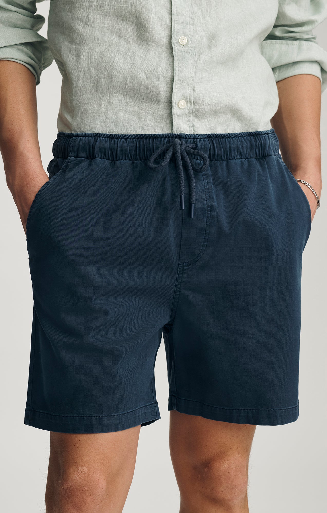 TENCEL™ DRAWSTRING 7" INSEAM SHORTS IN TOTAL ECLIPSE - Mavi Jeans