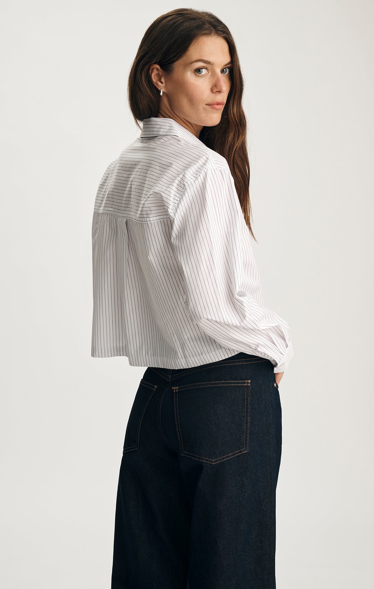 CROPPED LONG SLEEVE BUTTON-UP SHIRT IN BURGUNDY STRIPE